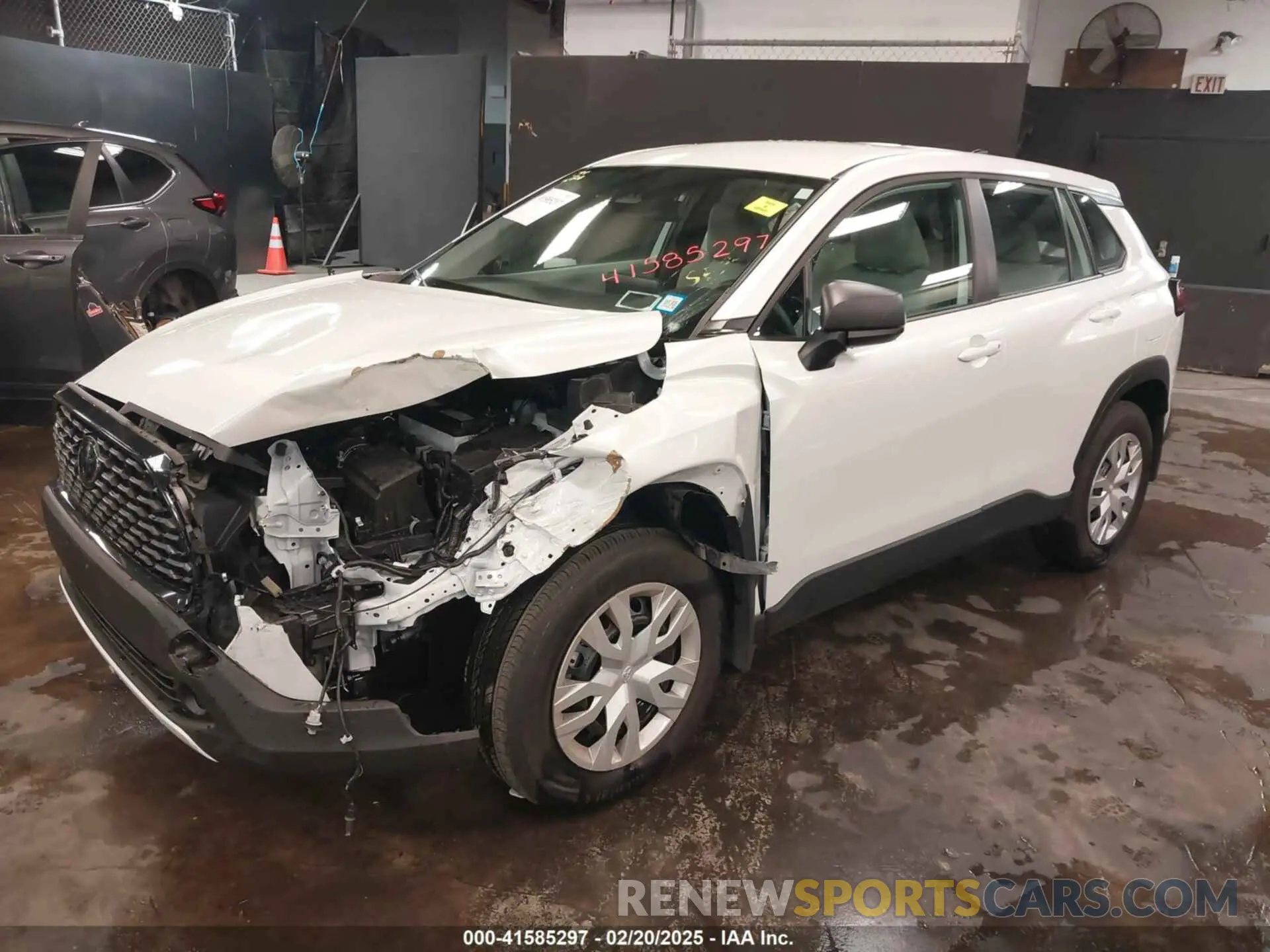 2 fotografías del automóvil dañado 7MUAAAAG0RV099499 TOYOTA COROLLA CROSS 2024
