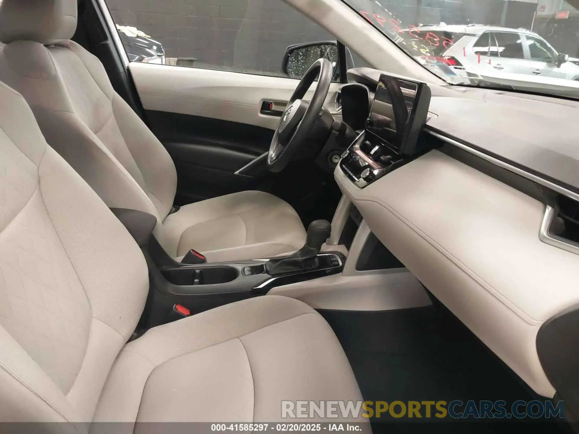 5 fotografías del automóvil dañado 7MUAAAAG0RV099499 TOYOTA COROLLA CROSS 2024