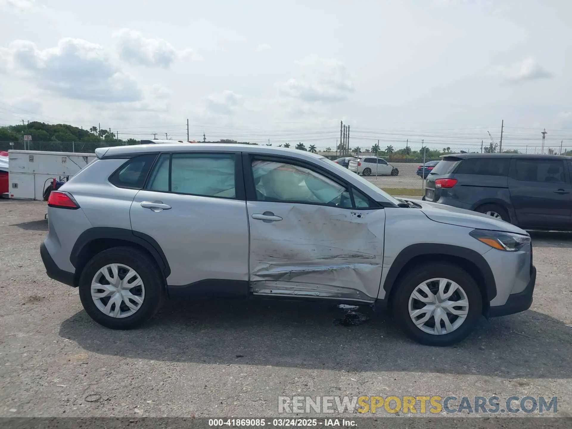 14 fotografías del automóvil dañado 7MUAAAAG2RV090223 TOYOTA COROLLA CROSS 2024