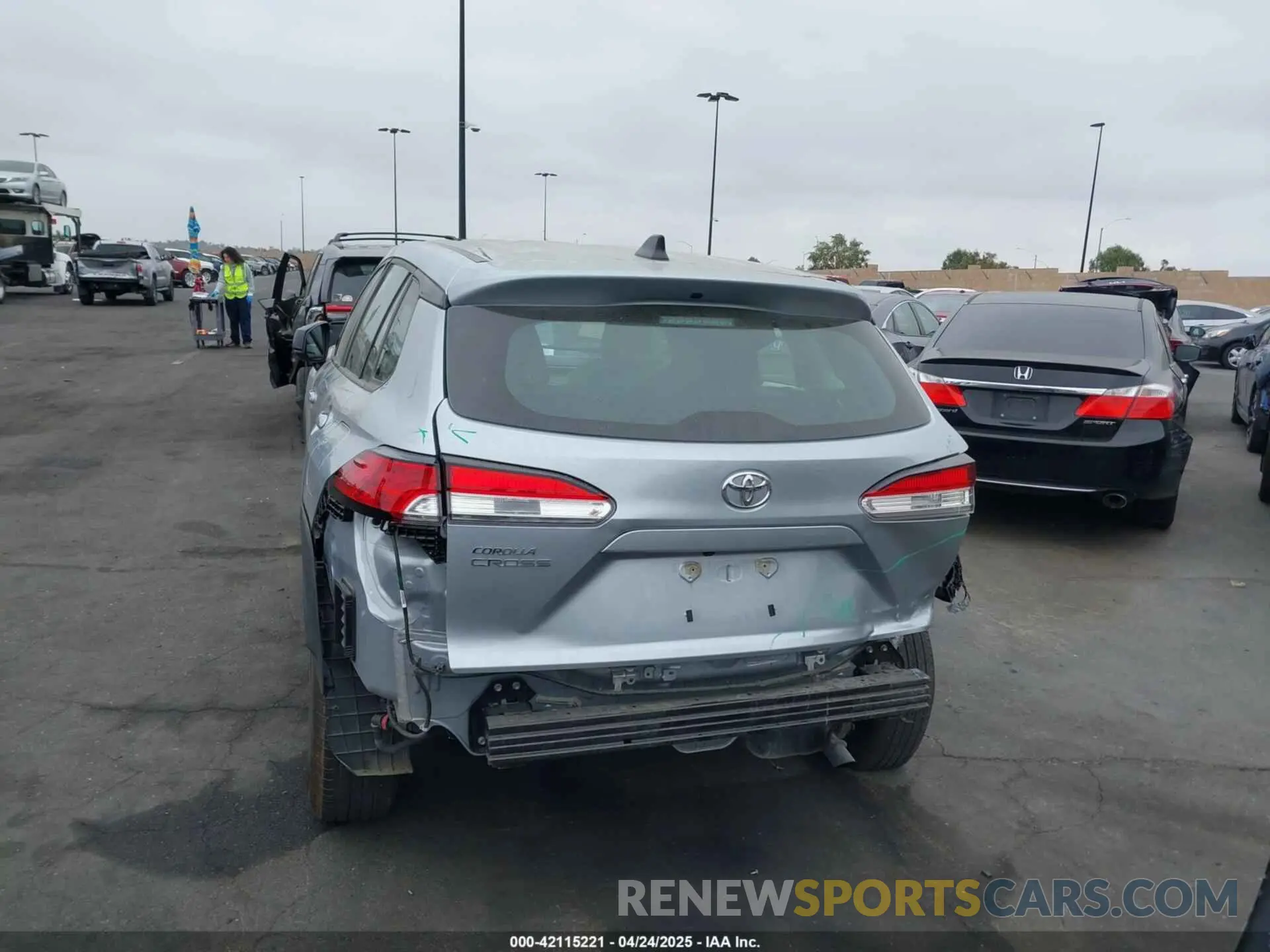 17 fotografías del automóvil dañado 7MUAAAAG4RV077960 TOYOTA COROLLA CROSS 2024