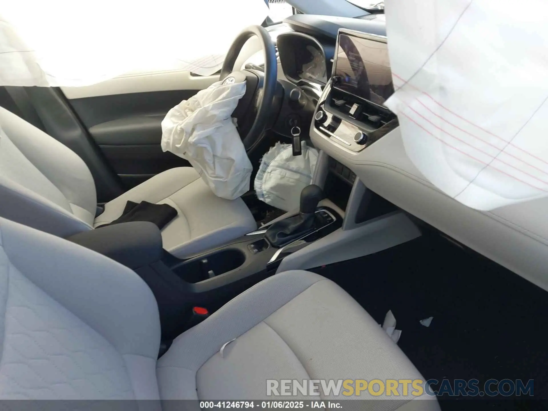 5 fotografías del automóvil dañado 7MUAAAAG5RV108634 TOYOTA COROLLA CROSS 2024