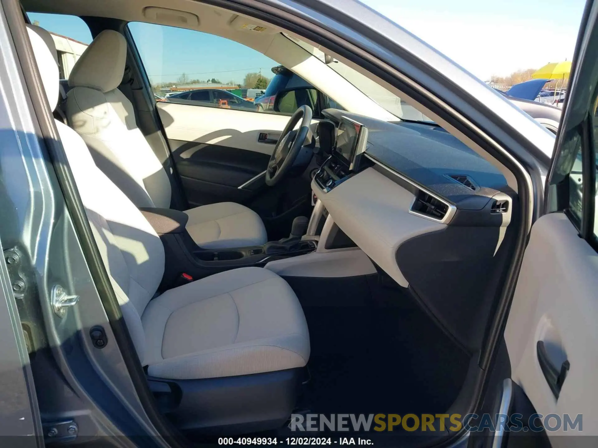 5 fotografías del automóvil dañado 7MUAAAAG6RV083422 TOYOTA COROLLA CROSS 2024