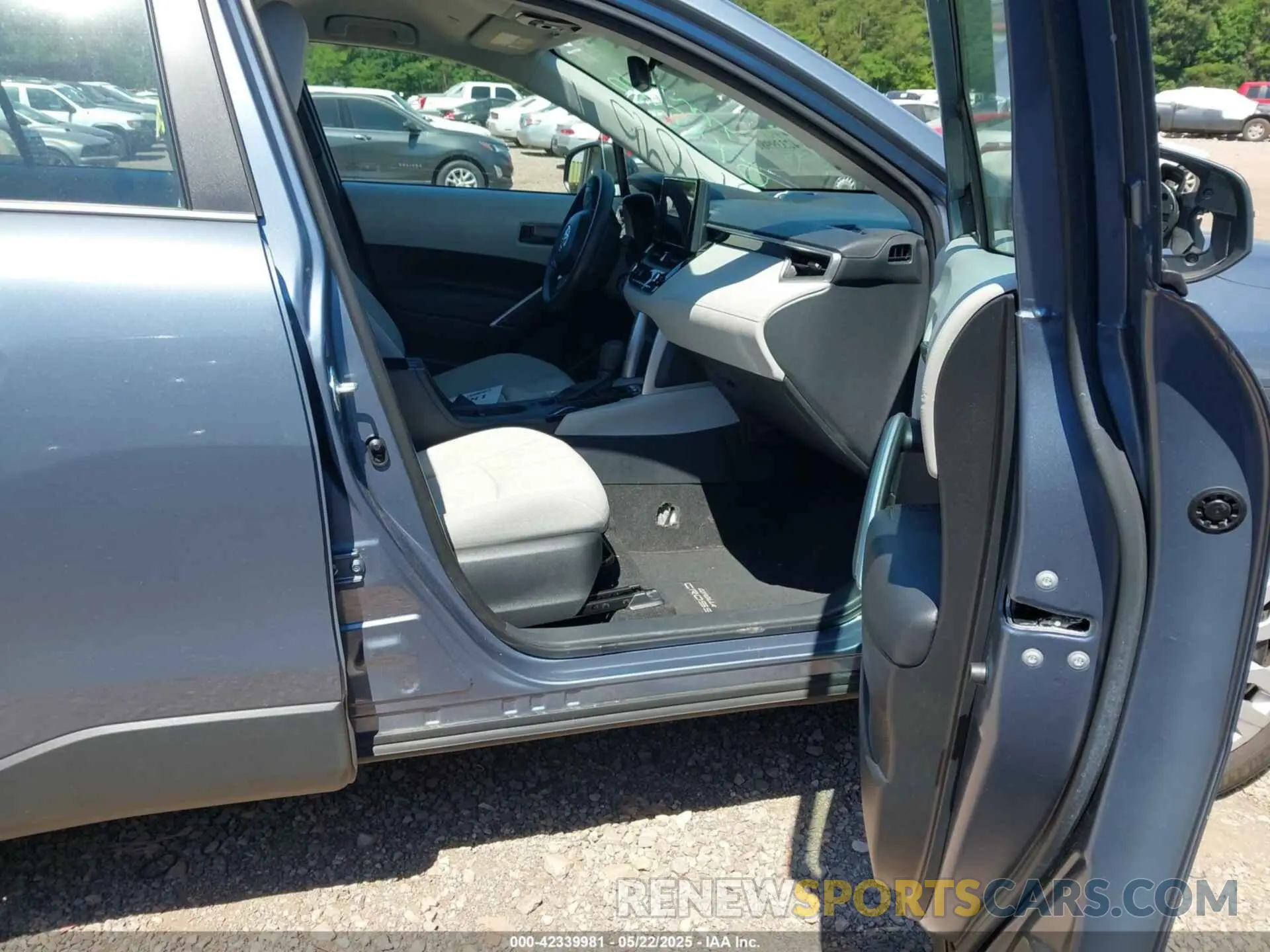 5 fotografías del automóvil dañado 7MUAAAAG7RV079895 TOYOTA COROLLA CROSS 2024