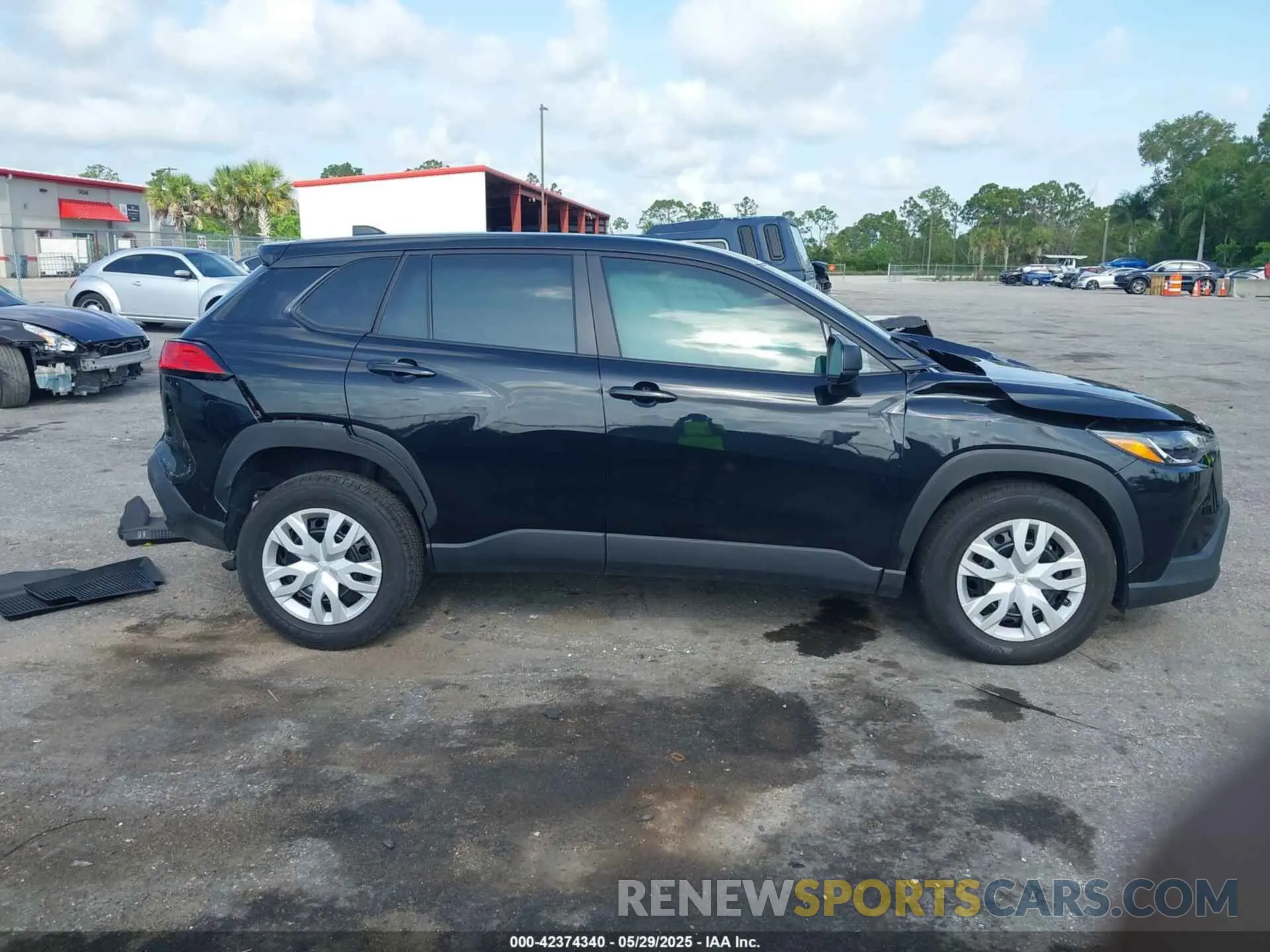 13 fotografías del automóvil dañado 7MUAAAAG7RV101166 TOYOTA COROLLA CROSS 2024