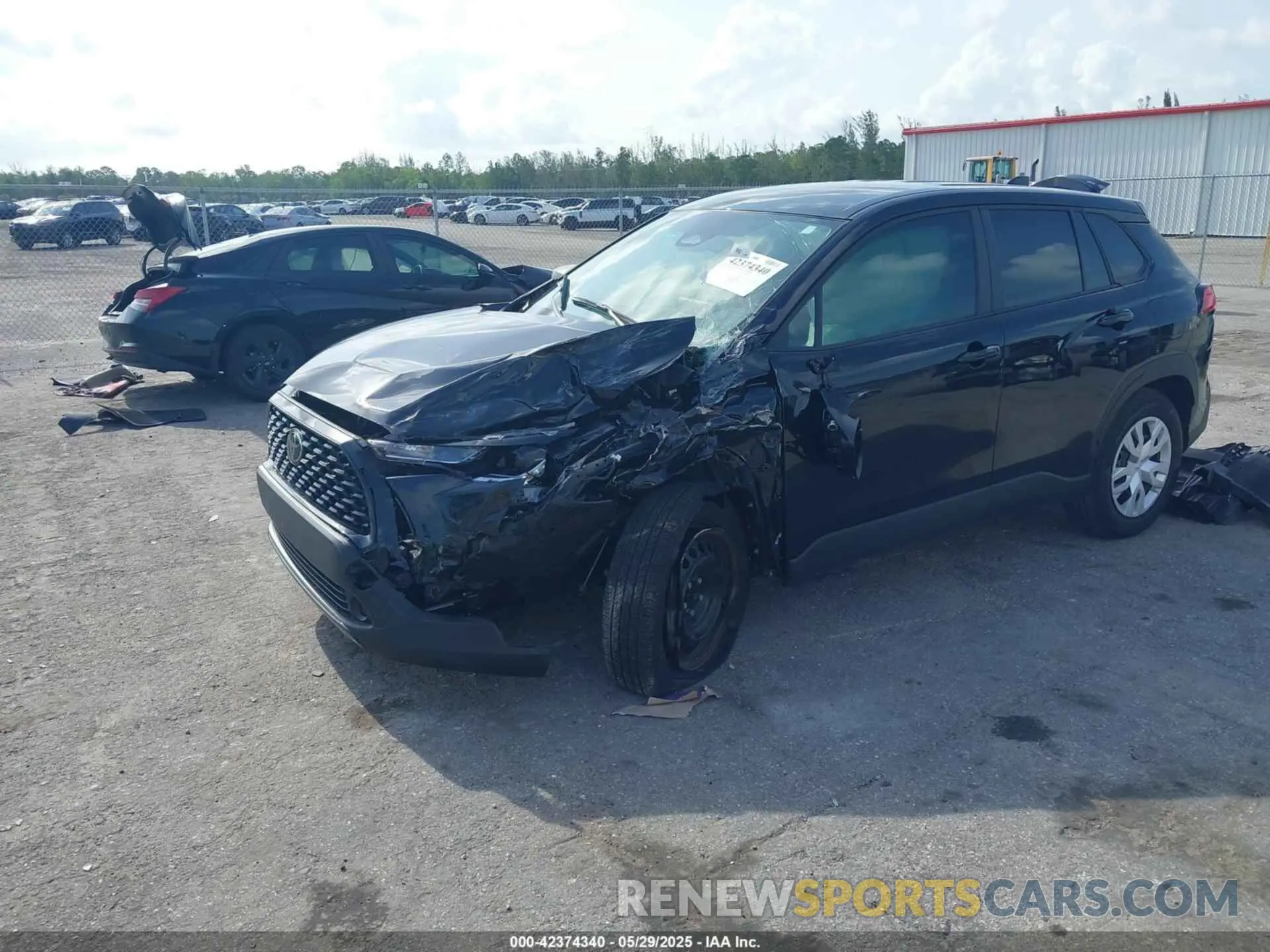 2 fotografías del automóvil dañado 7MUAAAAG7RV101166 TOYOTA COROLLA CROSS 2024