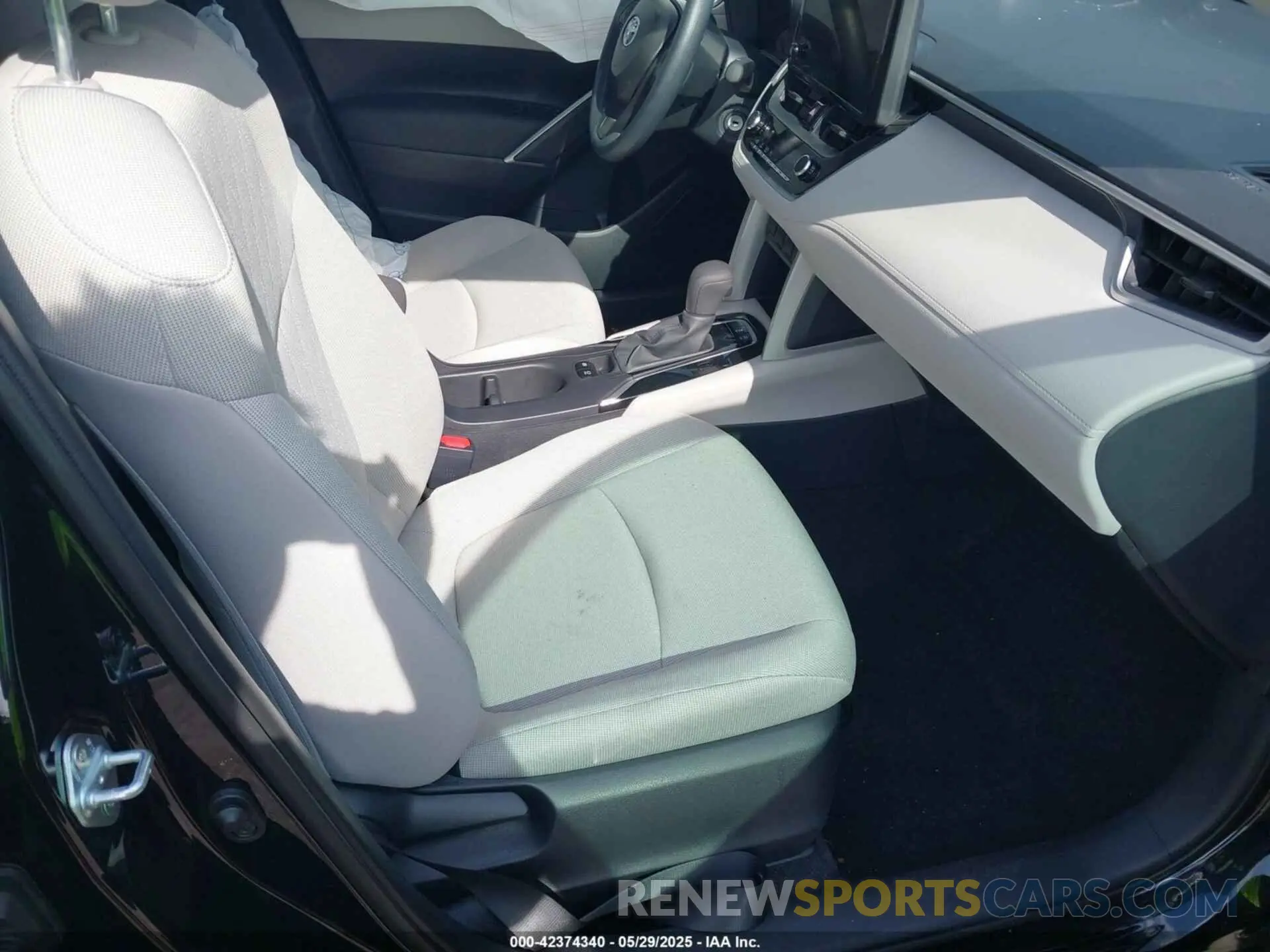 5 fotografías del automóvil dañado 7MUAAAAG7RV101166 TOYOTA COROLLA CROSS 2024
