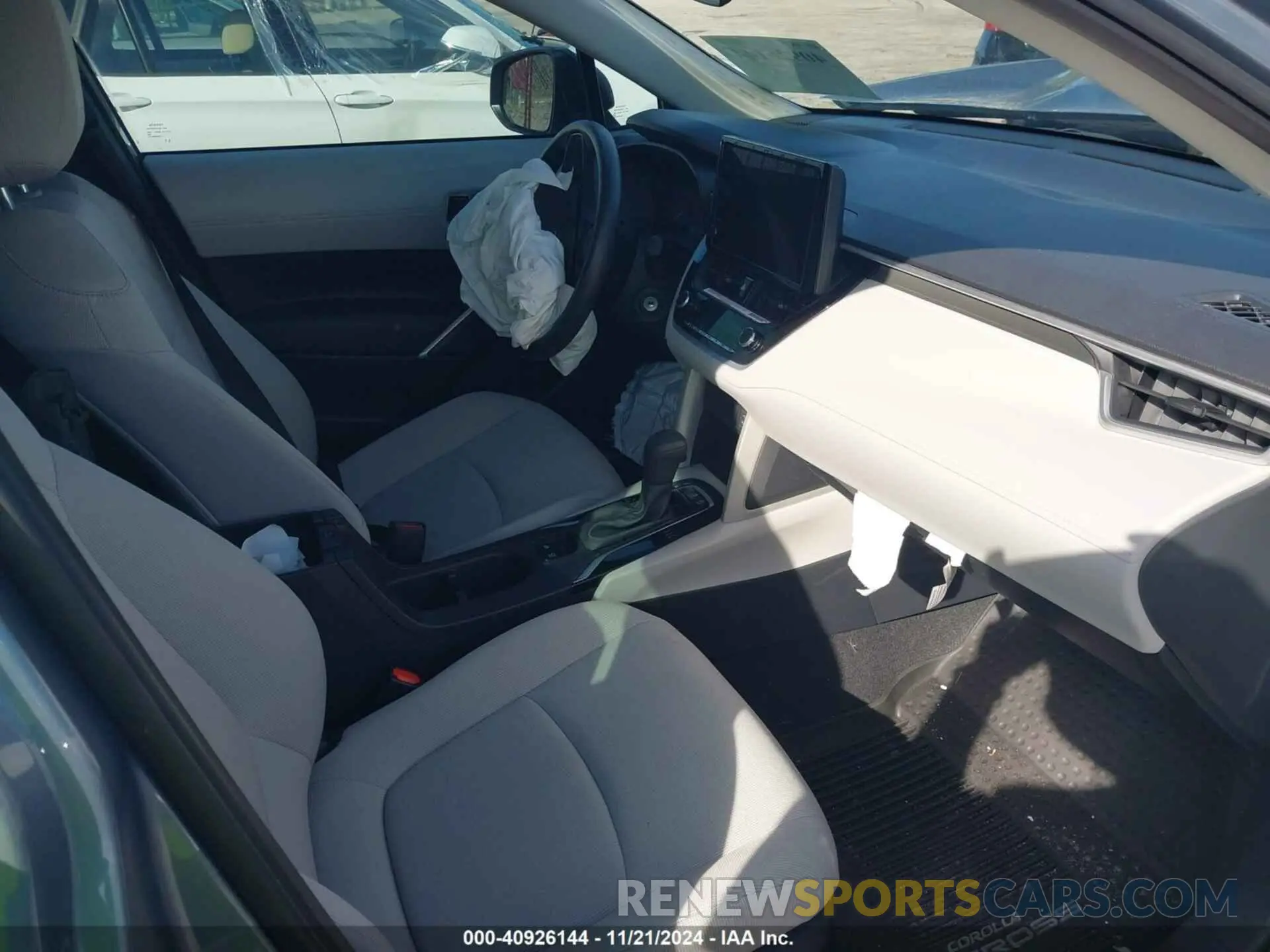 5 fotografías del automóvil dañado 7MUAAAAG9RV096181 TOYOTA COROLLA CROSS 2024