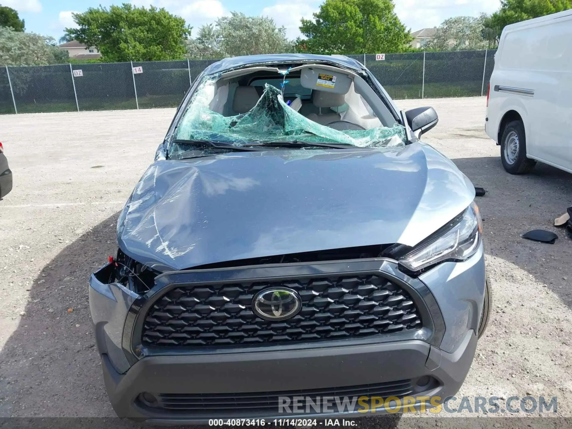 12 fotografías del automóvil dañado 7MUAAAAG9RV096682 TOYOTA COROLLA CROSS 2024