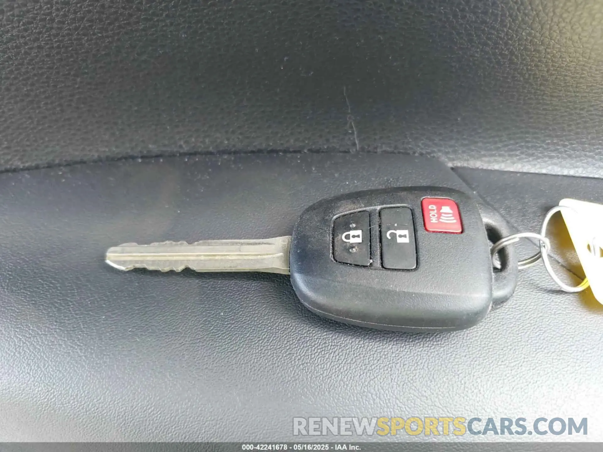 11 fotografías del automóvil dañado 7MUAAABG5RV117722 TOYOTA COROLLA CROSS 2024