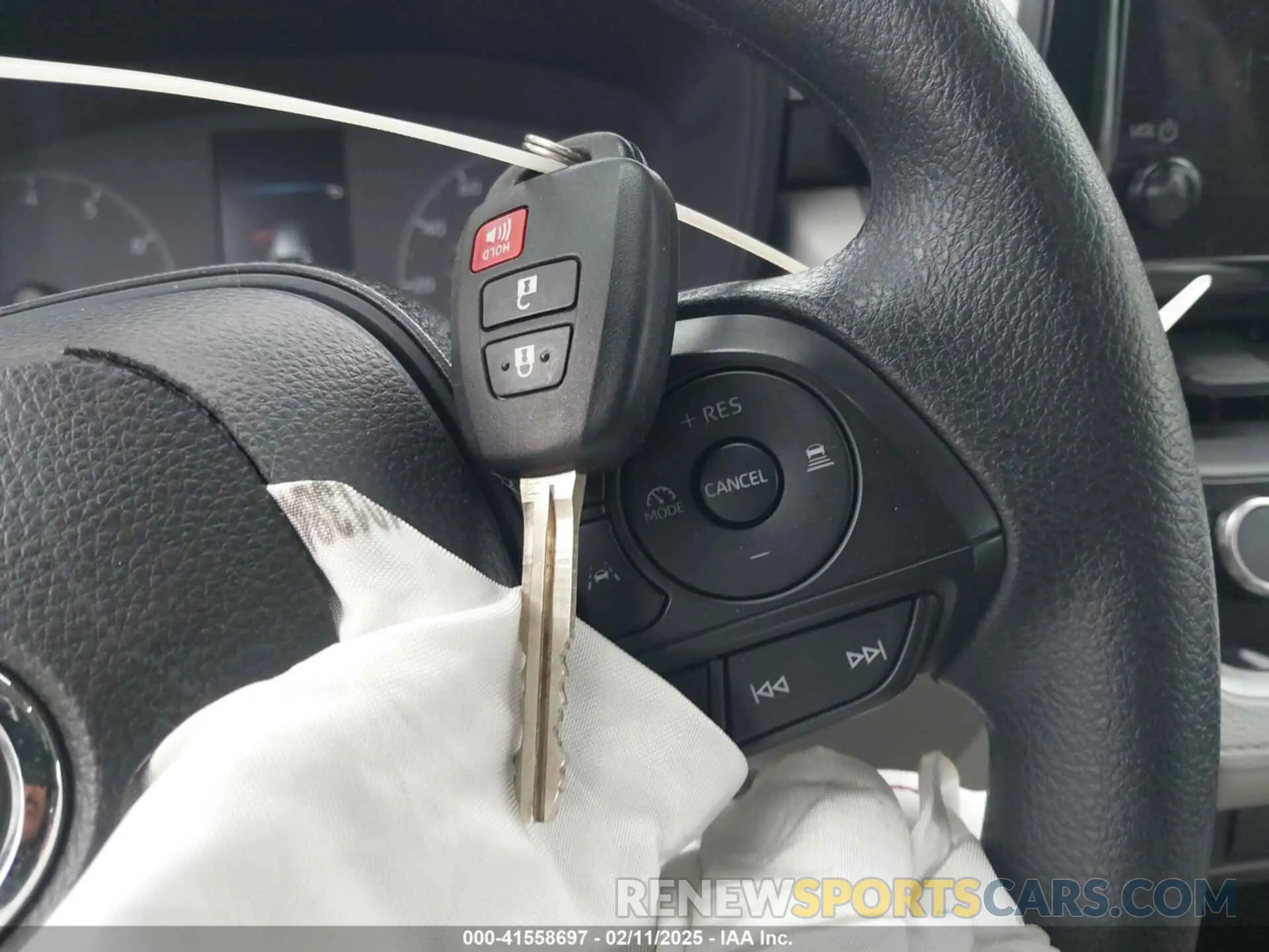 11 fotografías del automóvil dañado 7MUAAABGXRV107574 TOYOTA COROLLA CROSS 2024