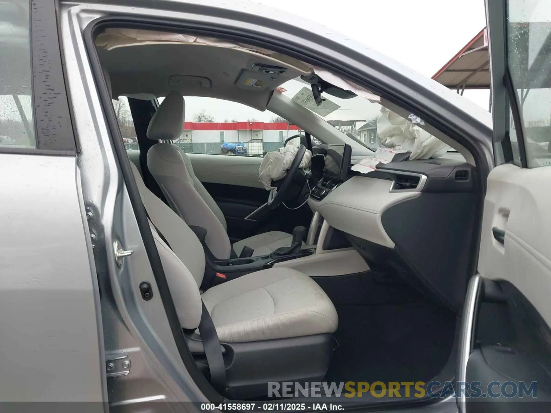 5 fotografías del automóvil dañado 7MUAAABGXRV107574 TOYOTA COROLLA CROSS 2024