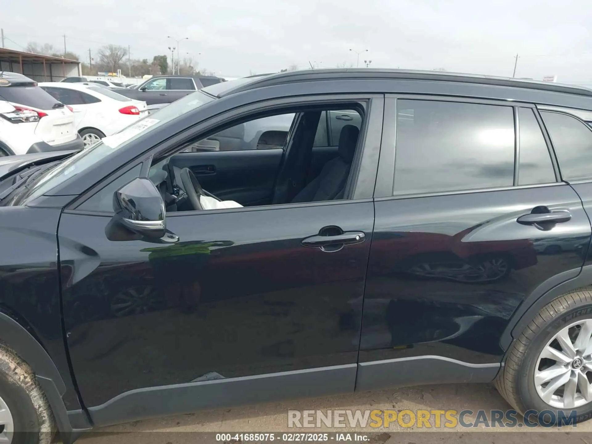 14 fotografías del automóvil dañado 7MUBAAAG6RV084042 TOYOTA COROLLA CROSS 2024