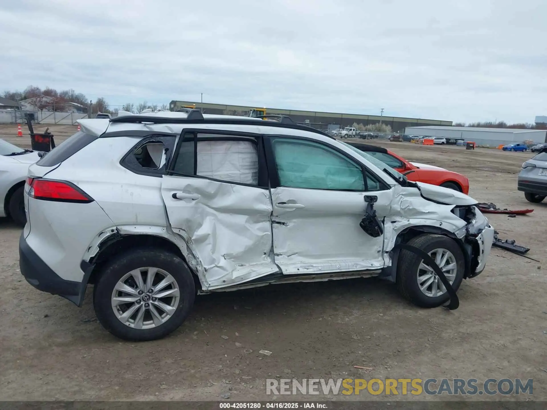14 fotografías del automóvil dañado 7MUBAABG2RV103930 TOYOTA COROLLA CROSS 2024