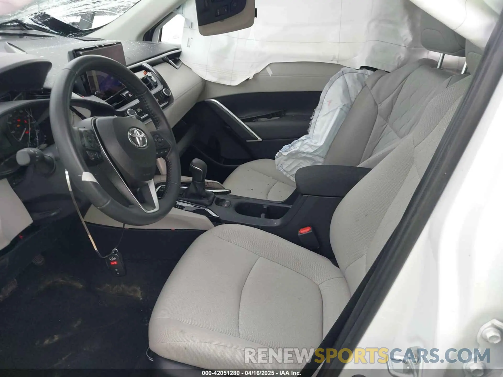 5 fotografías del automóvil dañado 7MUBAABG2RV103930 TOYOTA COROLLA CROSS 2024