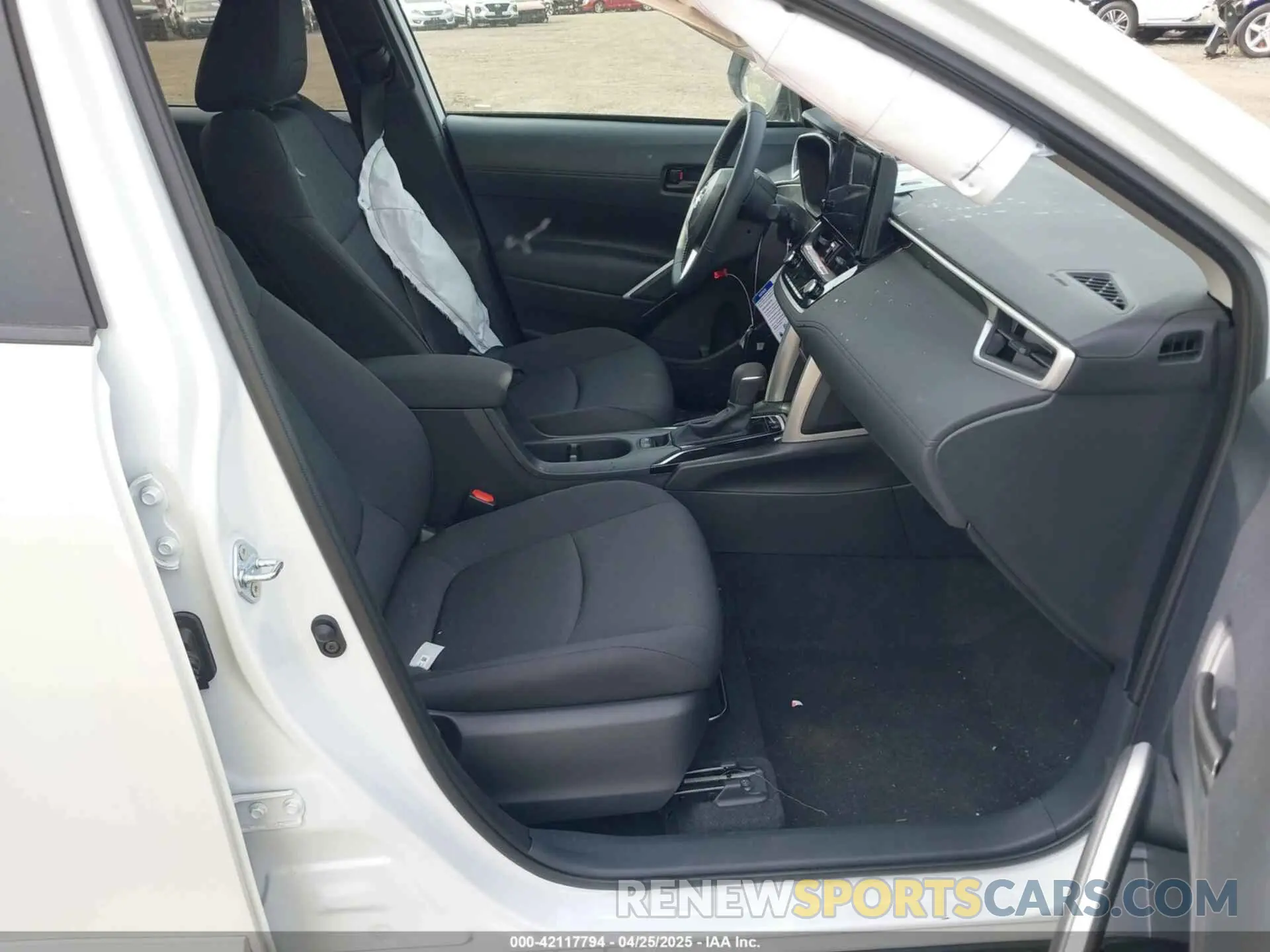 5 fotografías del automóvil dañado 7MUBAABG2RV114524 TOYOTA COROLLA CROSS 2024