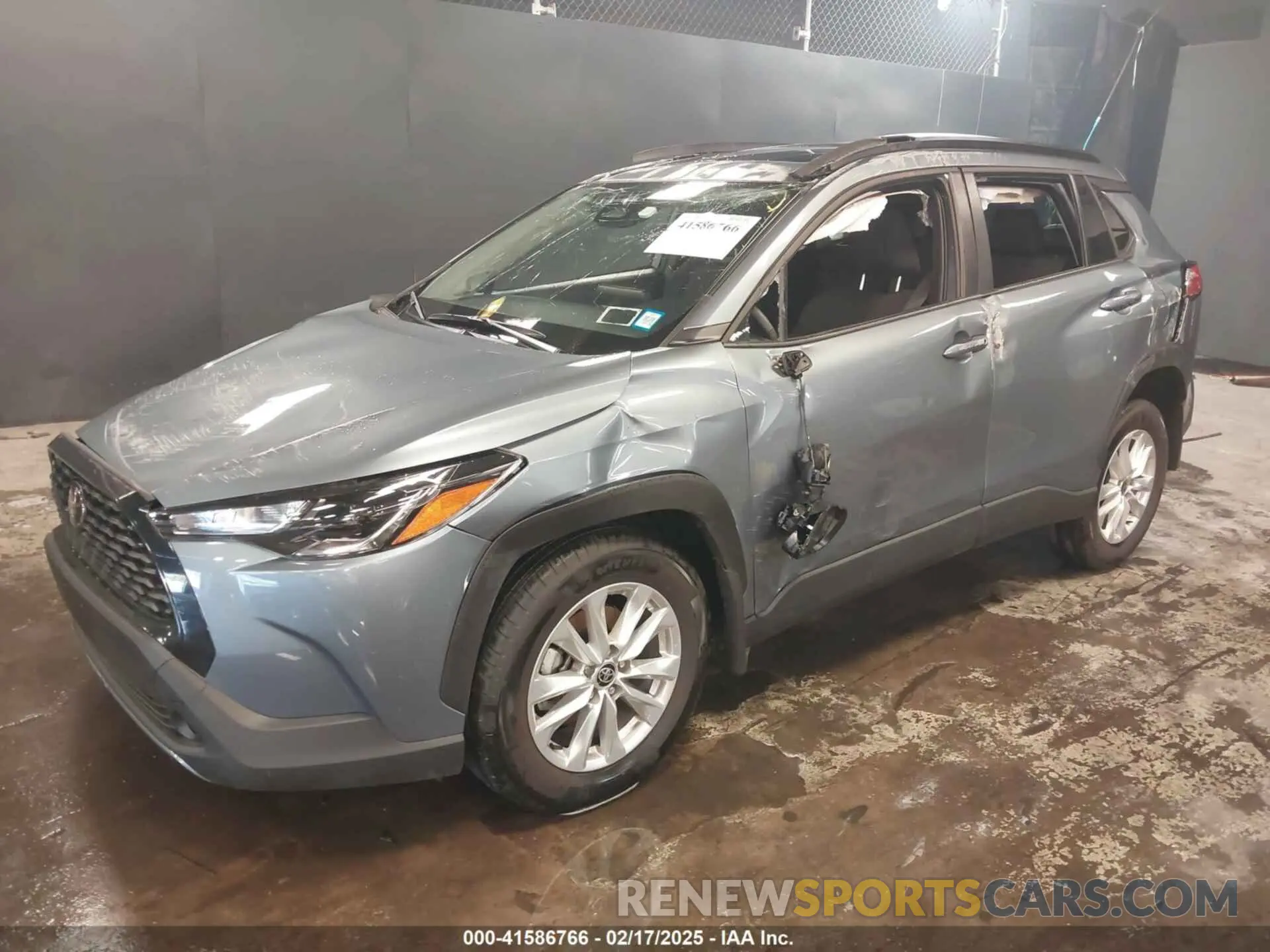 2 fotografías del automóvil dañado 7MUBAABG8RV111689 TOYOTA COROLLA CROSS 2024