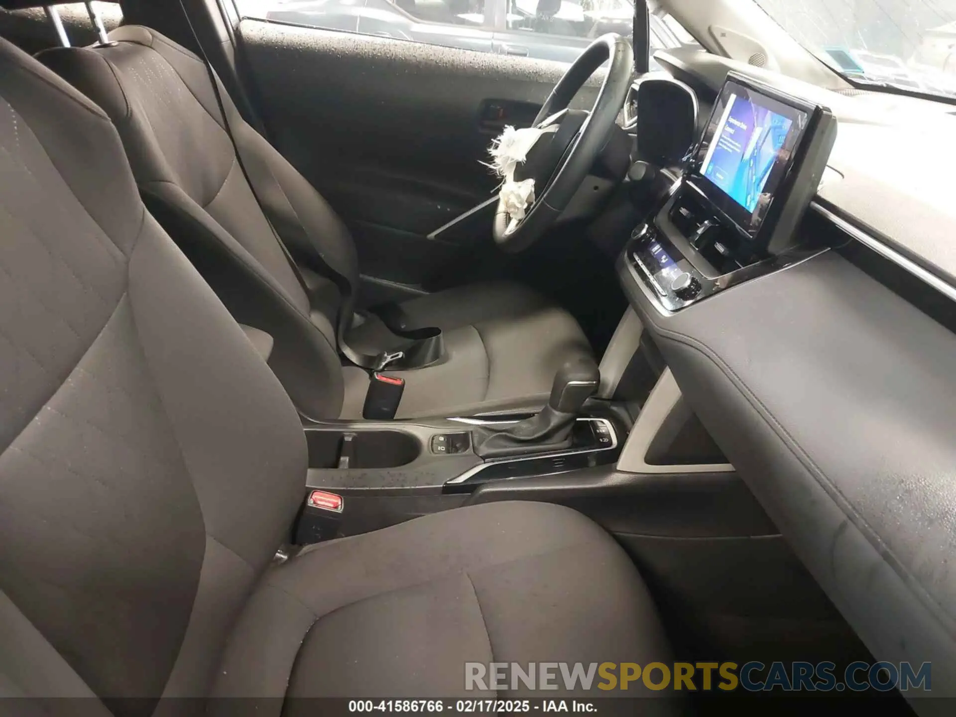 5 fotografías del automóvil dañado 7MUBAABG8RV111689 TOYOTA COROLLA CROSS 2024