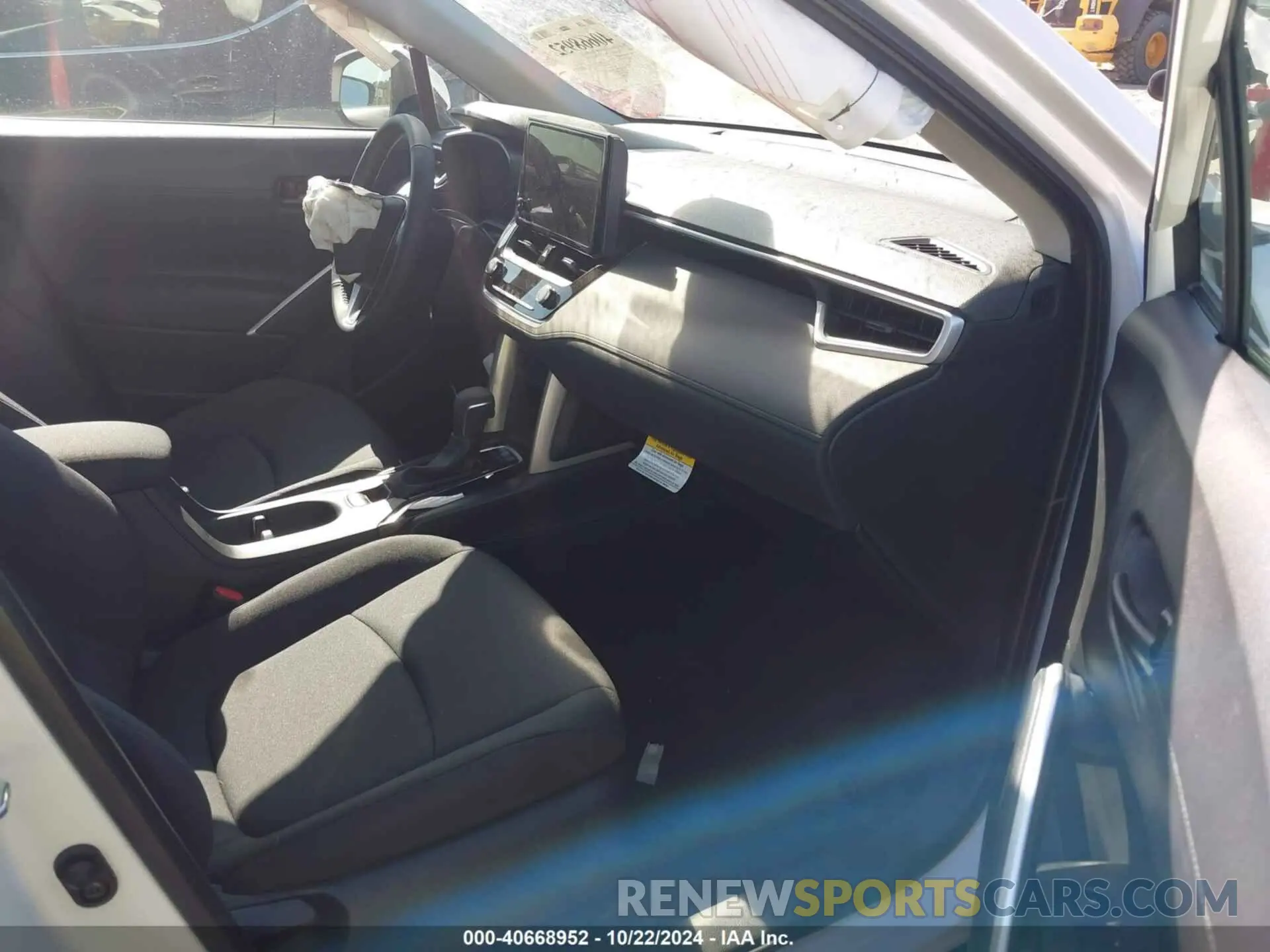 5 fotografías del automóvil dañado 7MUCAAAG2RV107241 TOYOTA COROLLA CROSS 2024