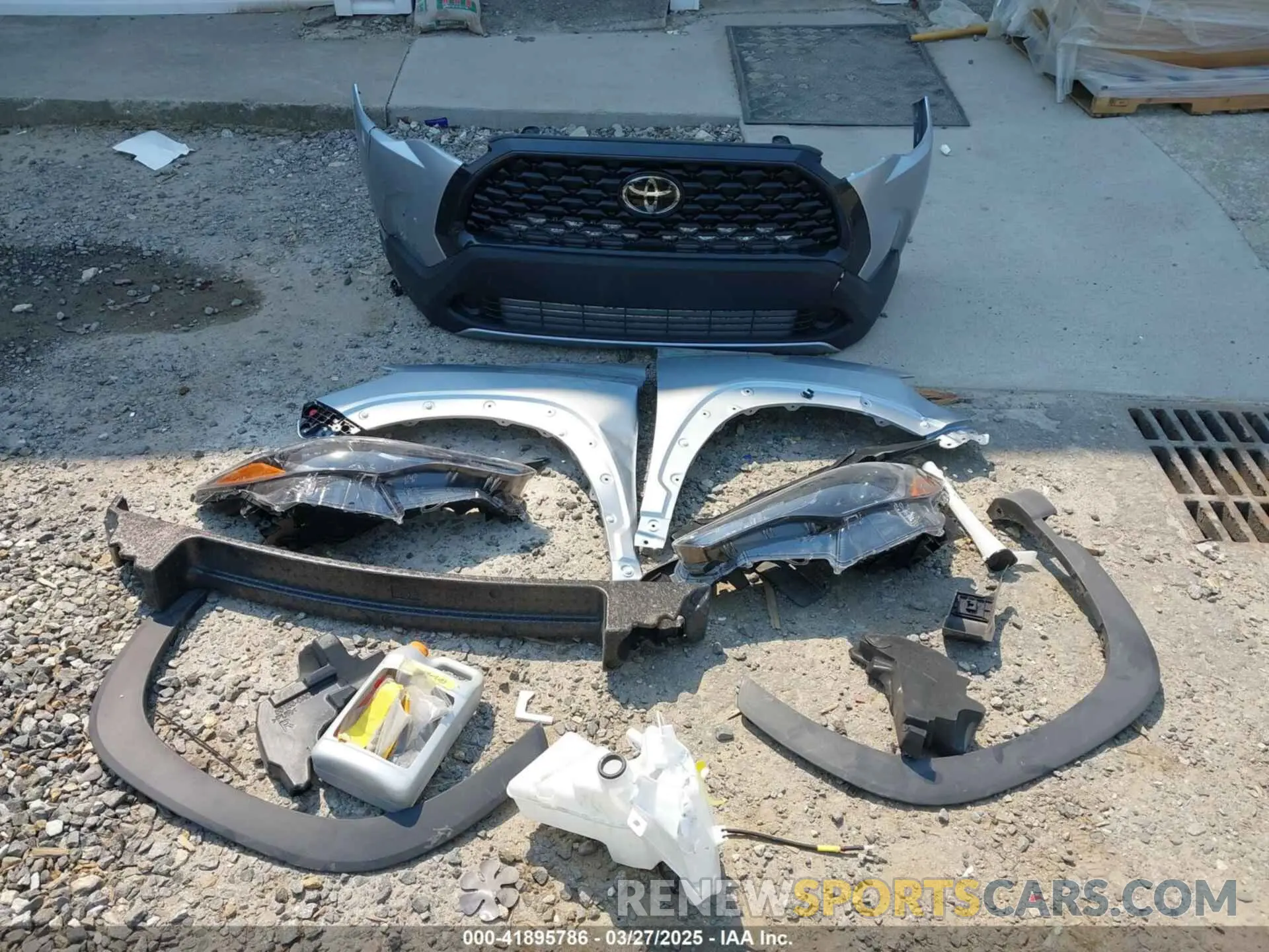 12 fotografías del automóvil dañado 7MUCAAAG9RV086257 TOYOTA COROLLA CROSS 2024