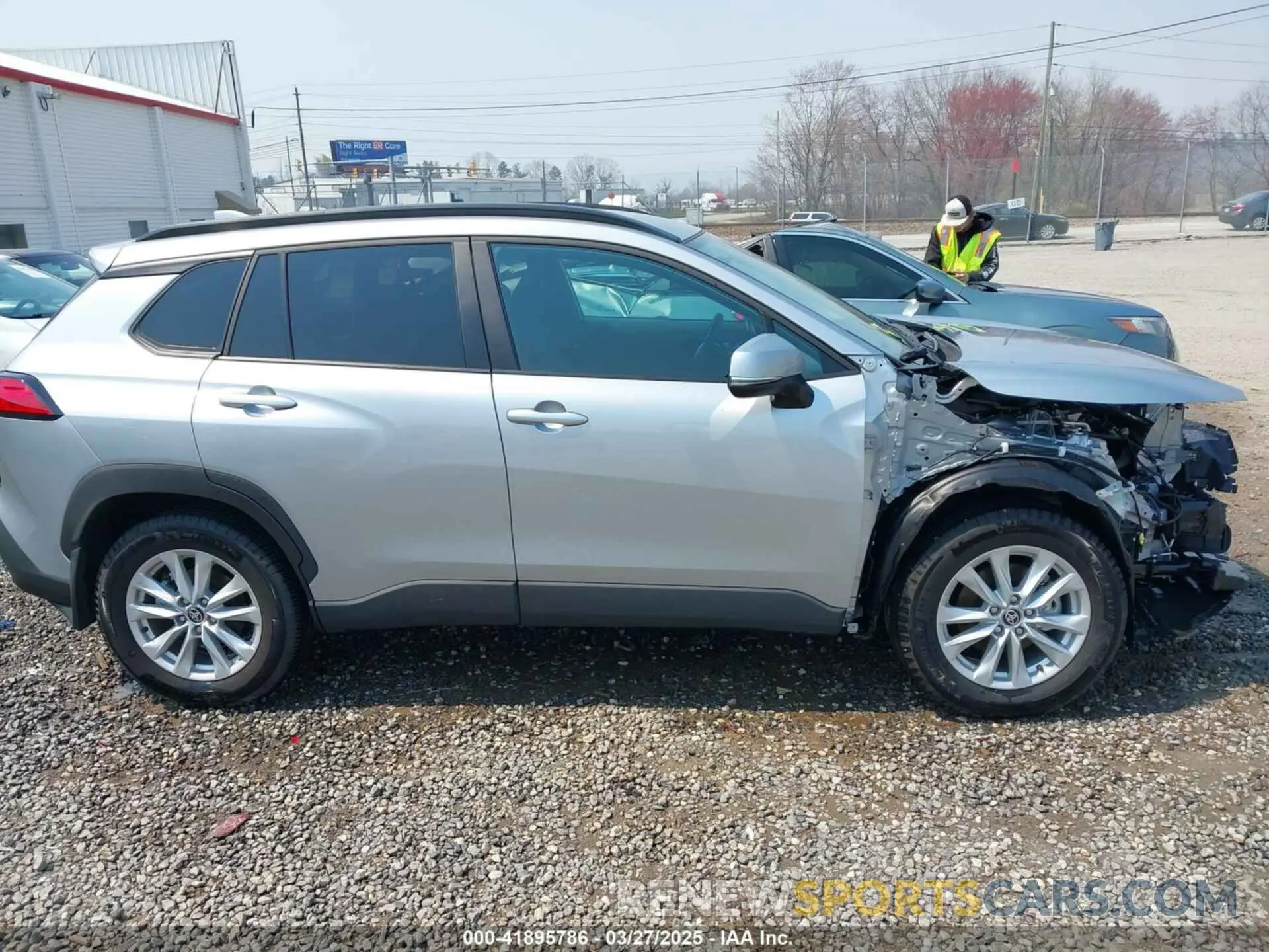 14 fotografías del automóvil dañado 7MUCAAAG9RV086257 TOYOTA COROLLA CROSS 2024
