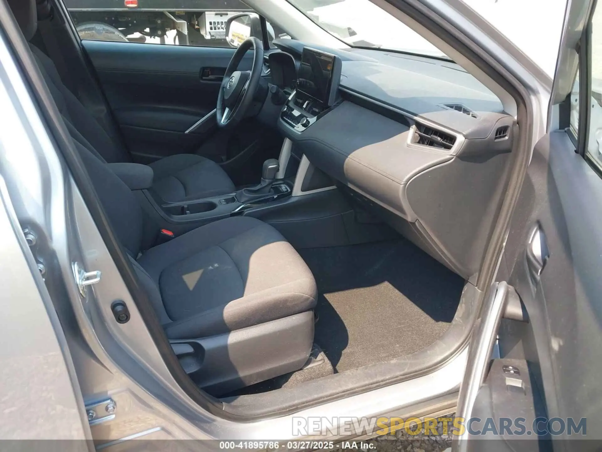 5 fotografías del automóvil dañado 7MUCAAAG9RV086257 TOYOTA COROLLA CROSS 2024