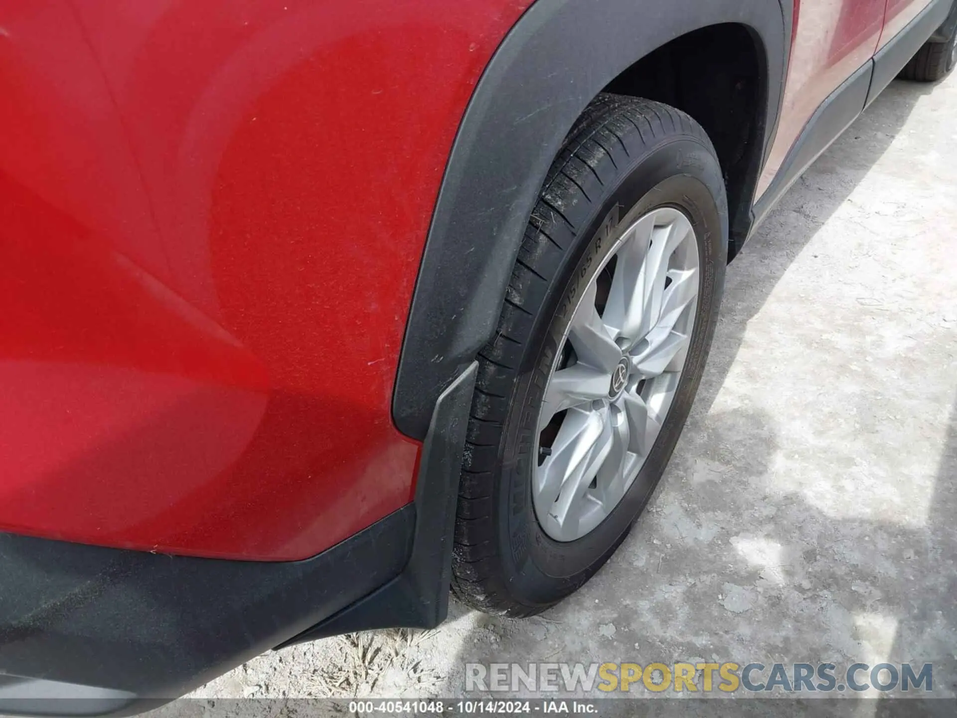 14 fotografías del automóvil dañado 7MUCAAAG9RV104093 TOYOTA COROLLA CROSS 2024