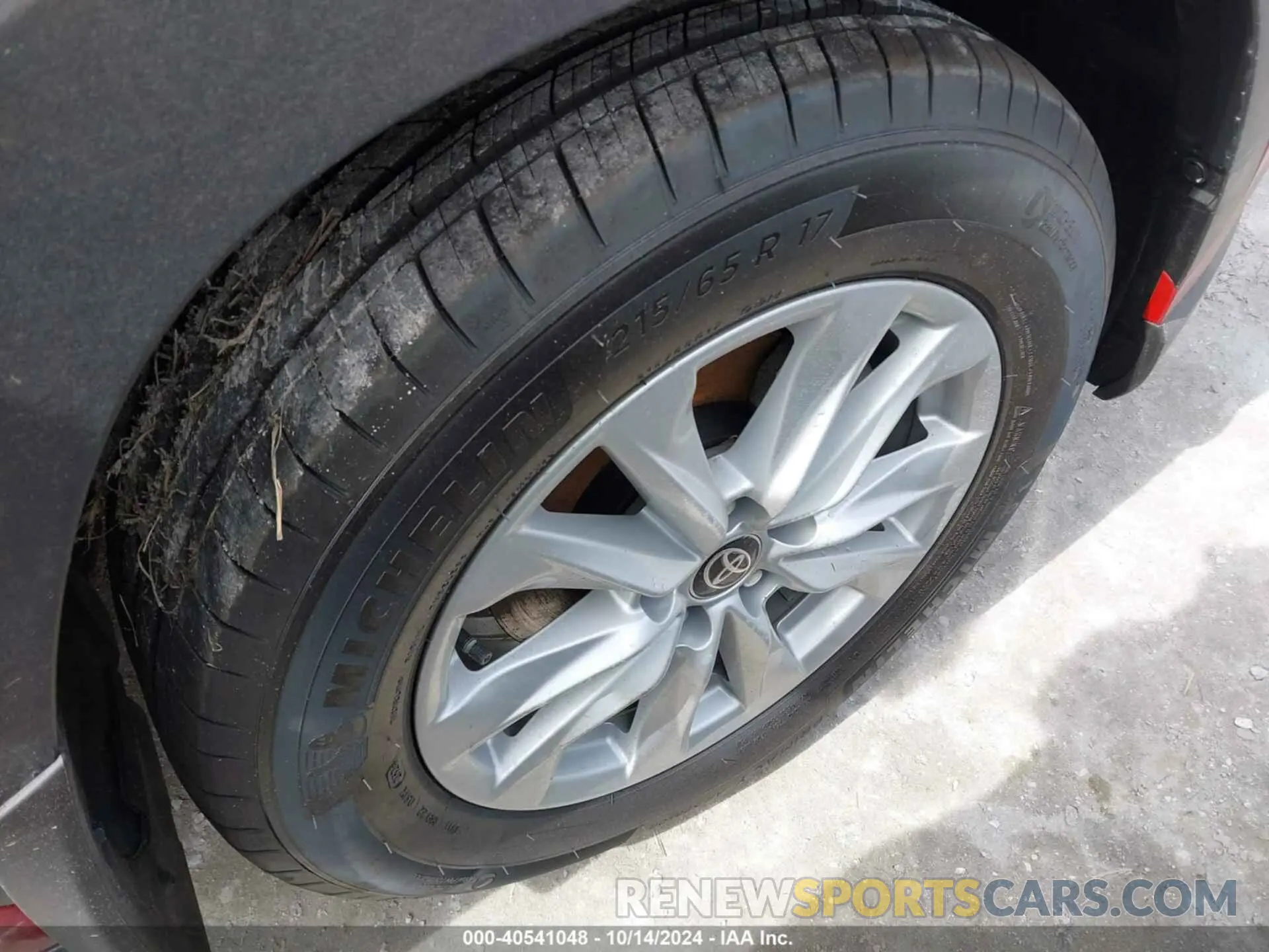 15 fotografías del automóvil dañado 7MUCAAAG9RV104093 TOYOTA COROLLA CROSS 2024