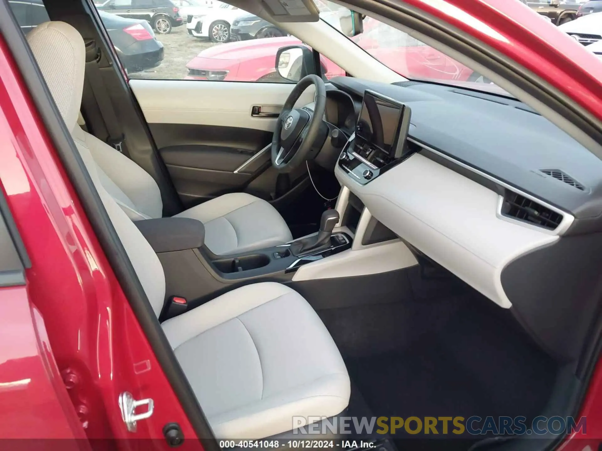 5 fotografías del automóvil dañado 7MUCAAAG9RV104093 TOYOTA COROLLA CROSS 2024