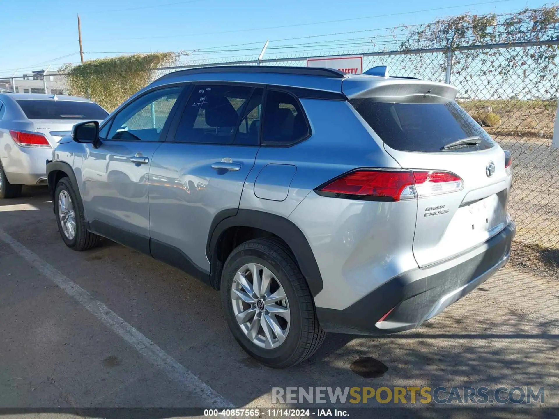 3 fotografías del automóvil dañado 7MUCAAAGXRV078300 TOYOTA COROLLA CROSS 2024