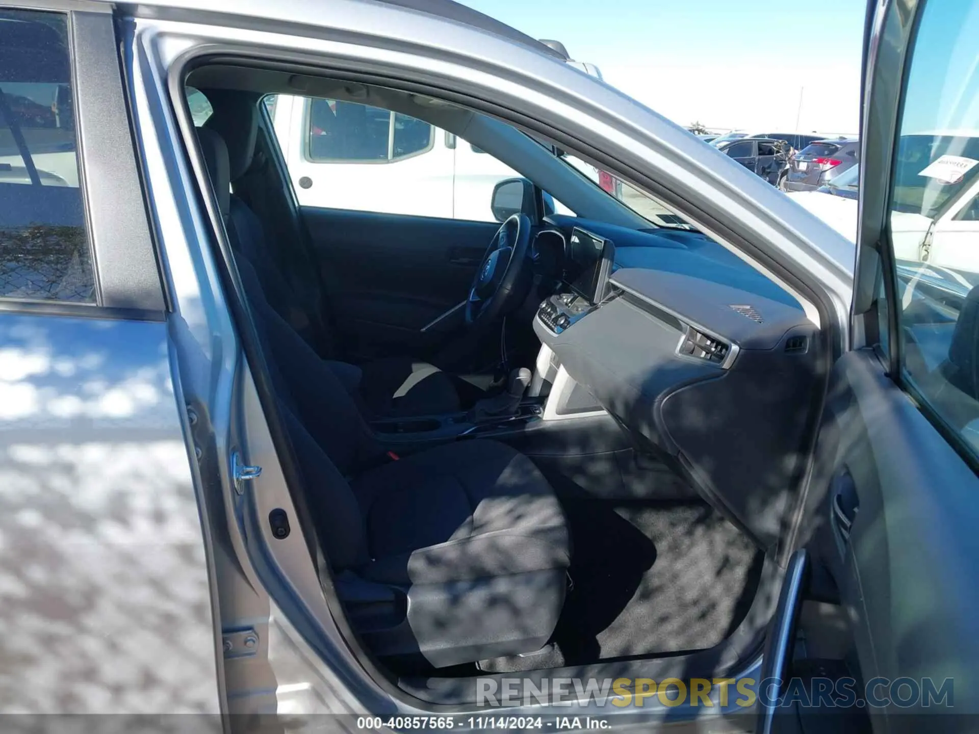 5 fotografías del automóvil dañado 7MUCAAAGXRV078300 TOYOTA COROLLA CROSS 2024