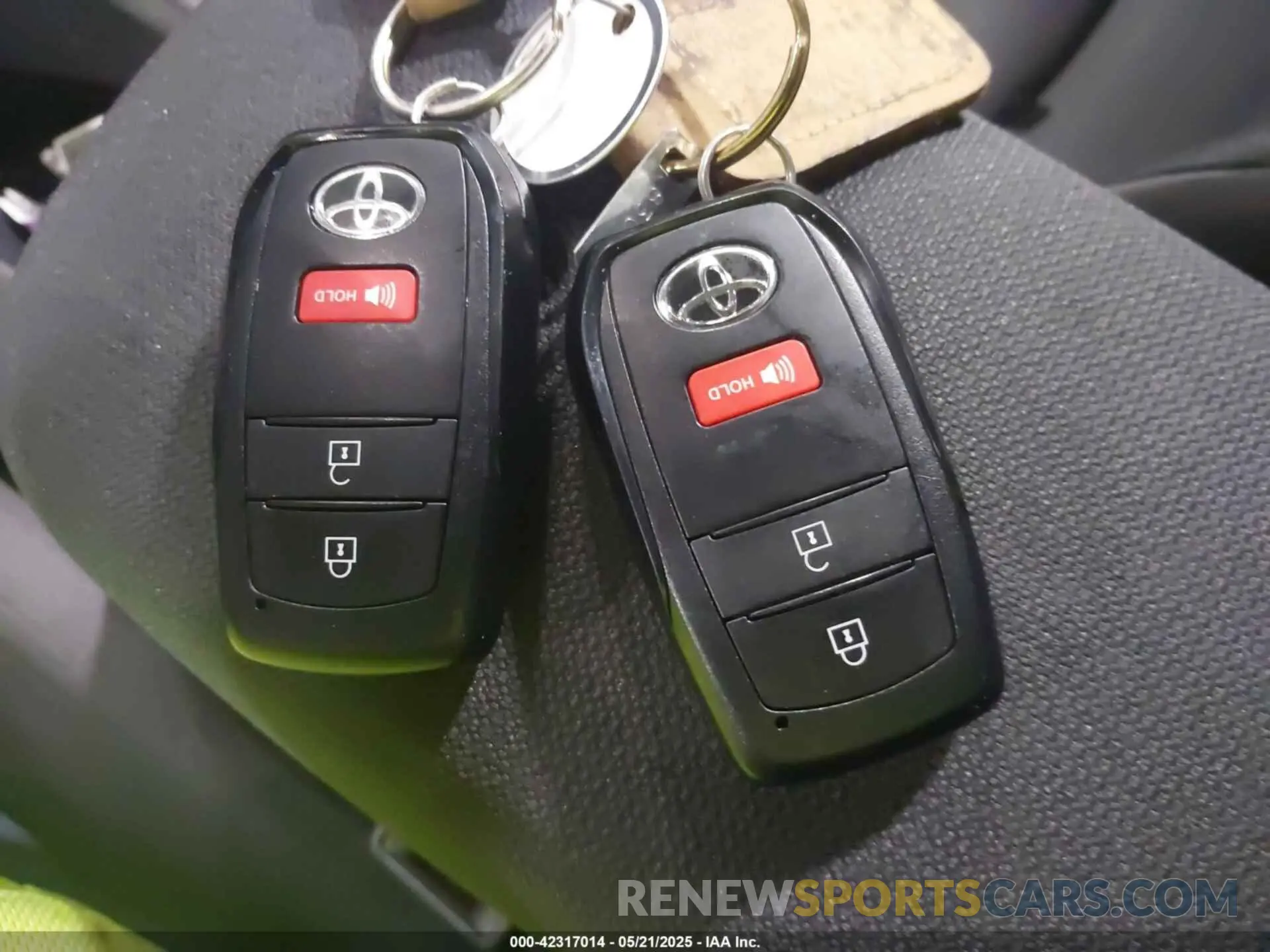 11 fotografías del automóvil dañado 7MUCAABG2RV106914 TOYOTA COROLLA CROSS 2024