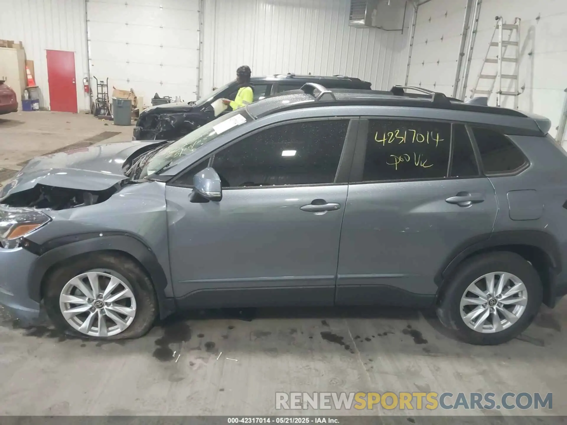 14 fotografías del automóvil dañado 7MUCAABG2RV106914 TOYOTA COROLLA CROSS 2024