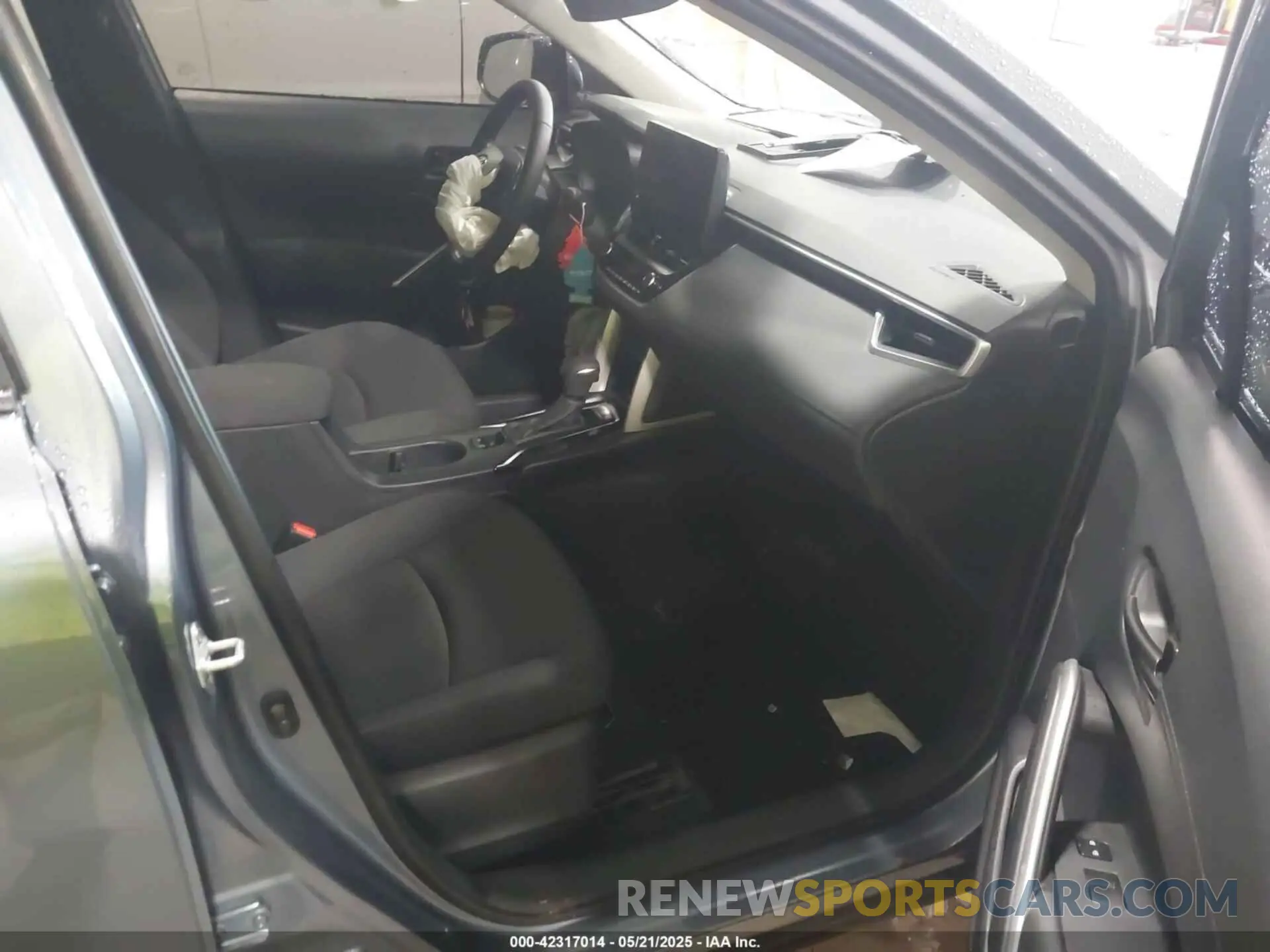 5 fotografías del automóvil dañado 7MUCAABG2RV106914 TOYOTA COROLLA CROSS 2024