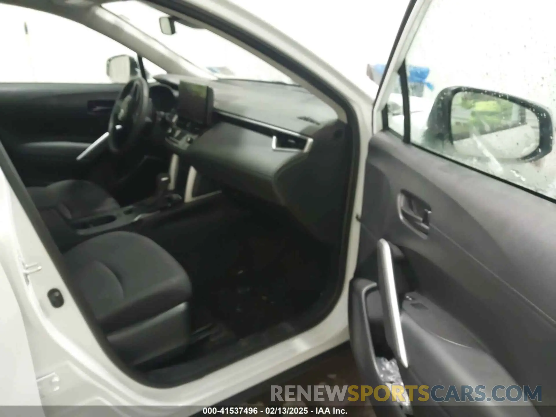5 fotografías del automóvil dañado 7MUCAABG7RV091021 TOYOTA COROLLA CROSS 2024
