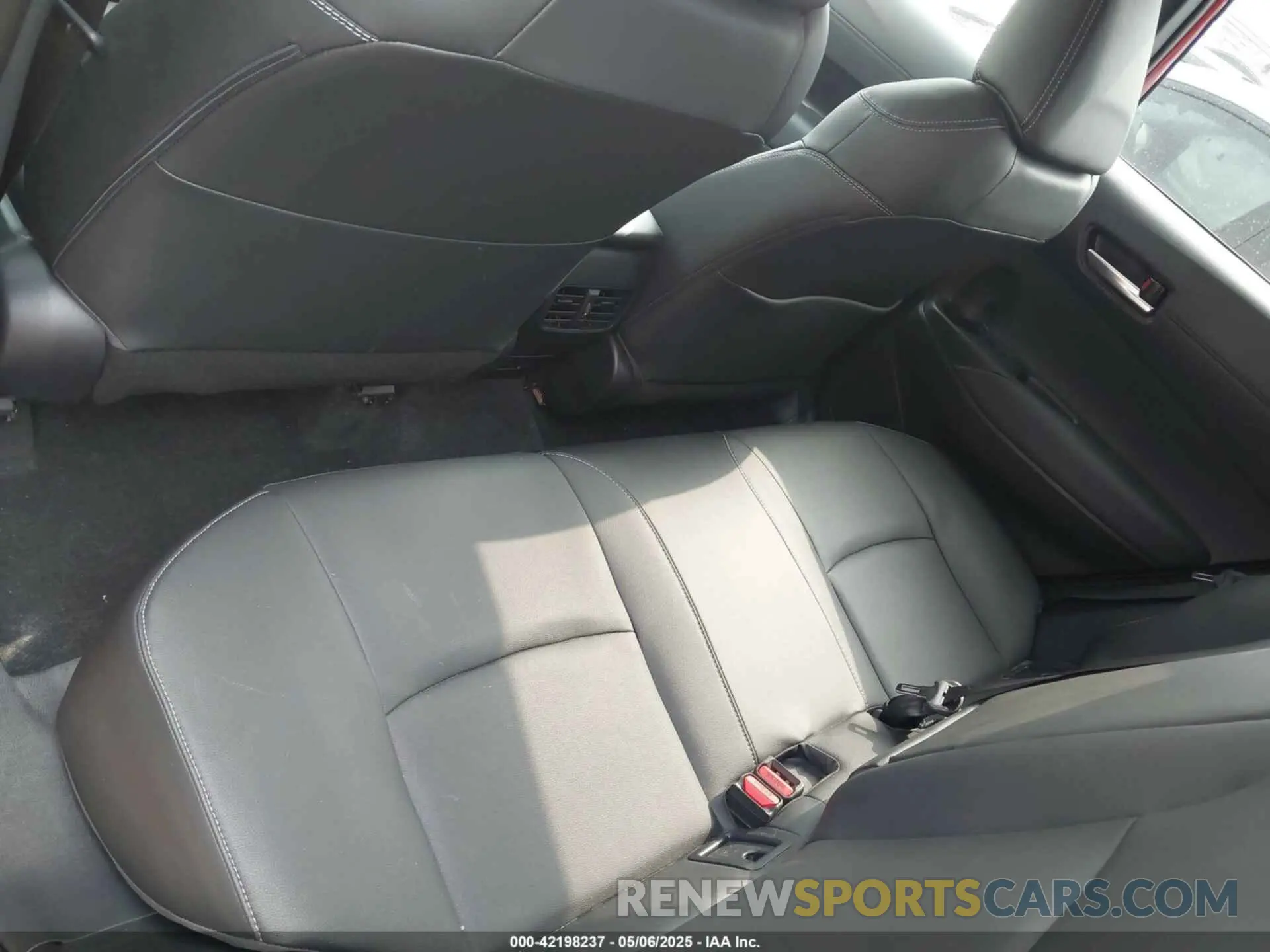 13 fotografías del automóvil dañado 7MUDAAAG0RV094154 TOYOTA COROLLA CROSS 2024