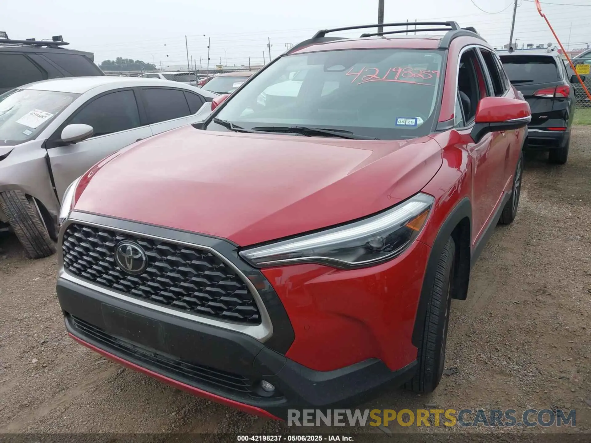 2 fotografías del automóvil dañado 7MUDAAAG0RV094154 TOYOTA COROLLA CROSS 2024