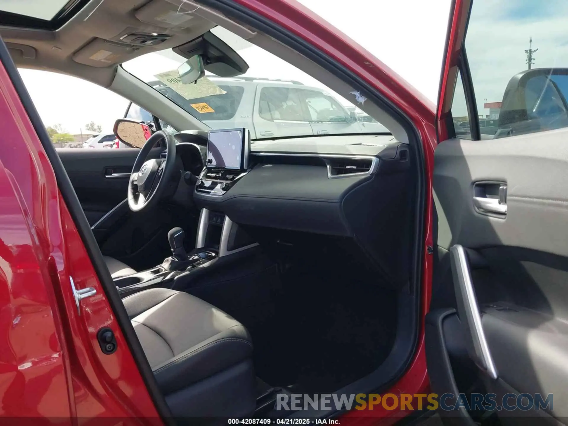 5 fotografías del automóvil dañado 7MUDAAAG2RV095547 TOYOTA COROLLA CROSS 2024