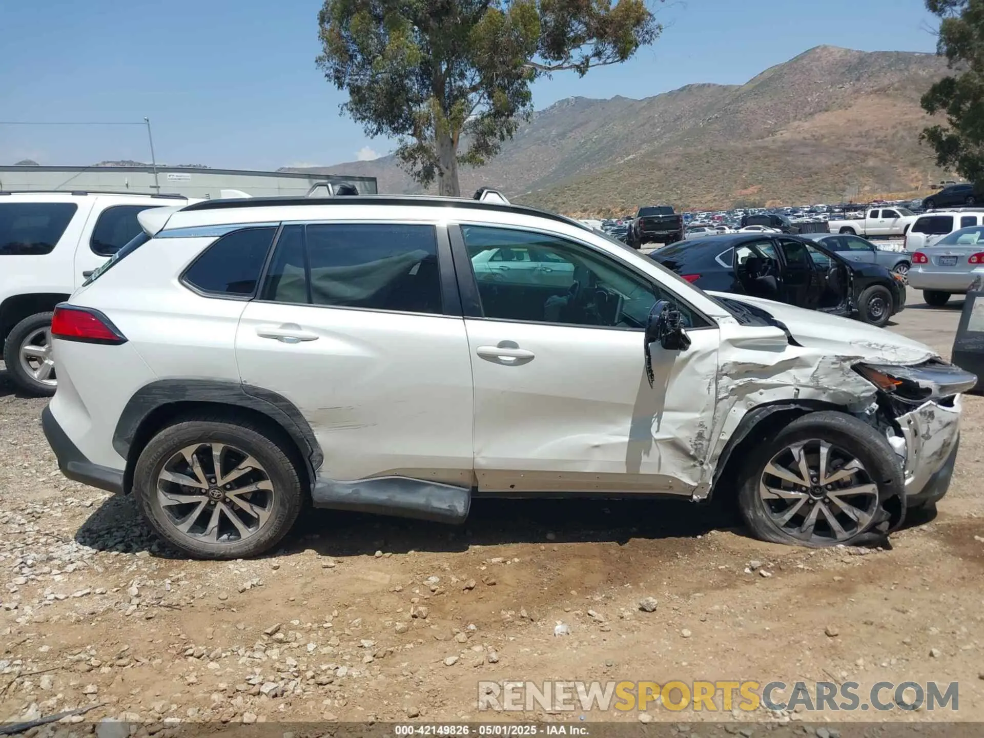 12 fotografías del automóvil dañado 7MUDAAAG5RV087538 TOYOTA COROLLA CROSS 2024