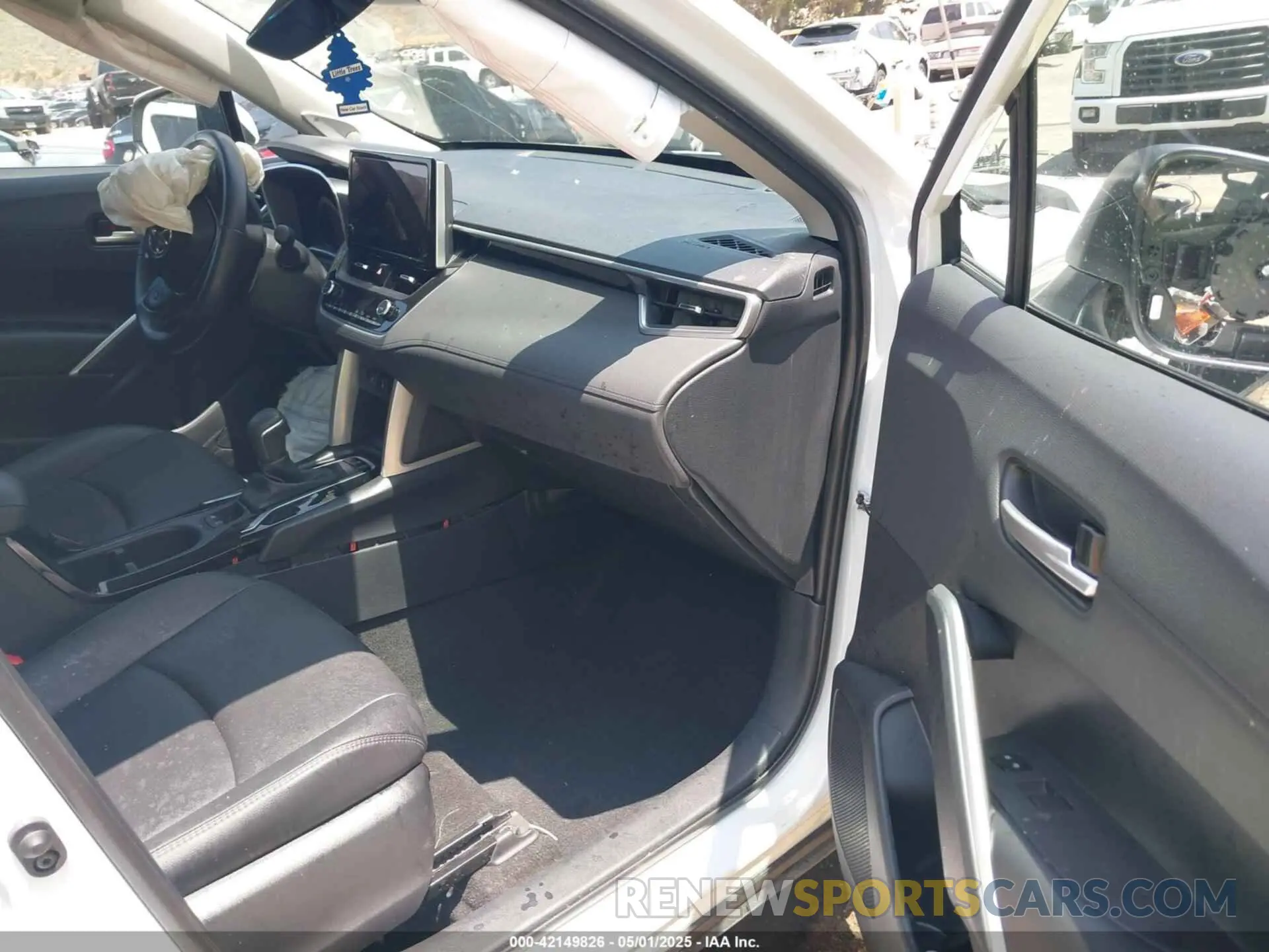 5 fotografías del automóvil dañado 7MUDAAAG5RV087538 TOYOTA COROLLA CROSS 2024