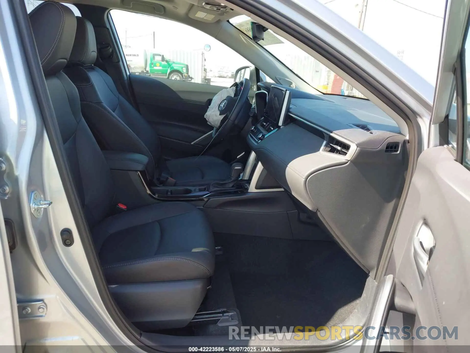 5 fotografías del automóvil dañado 7MUDAAAG9RV097523 TOYOTA COROLLA CROSS 2024