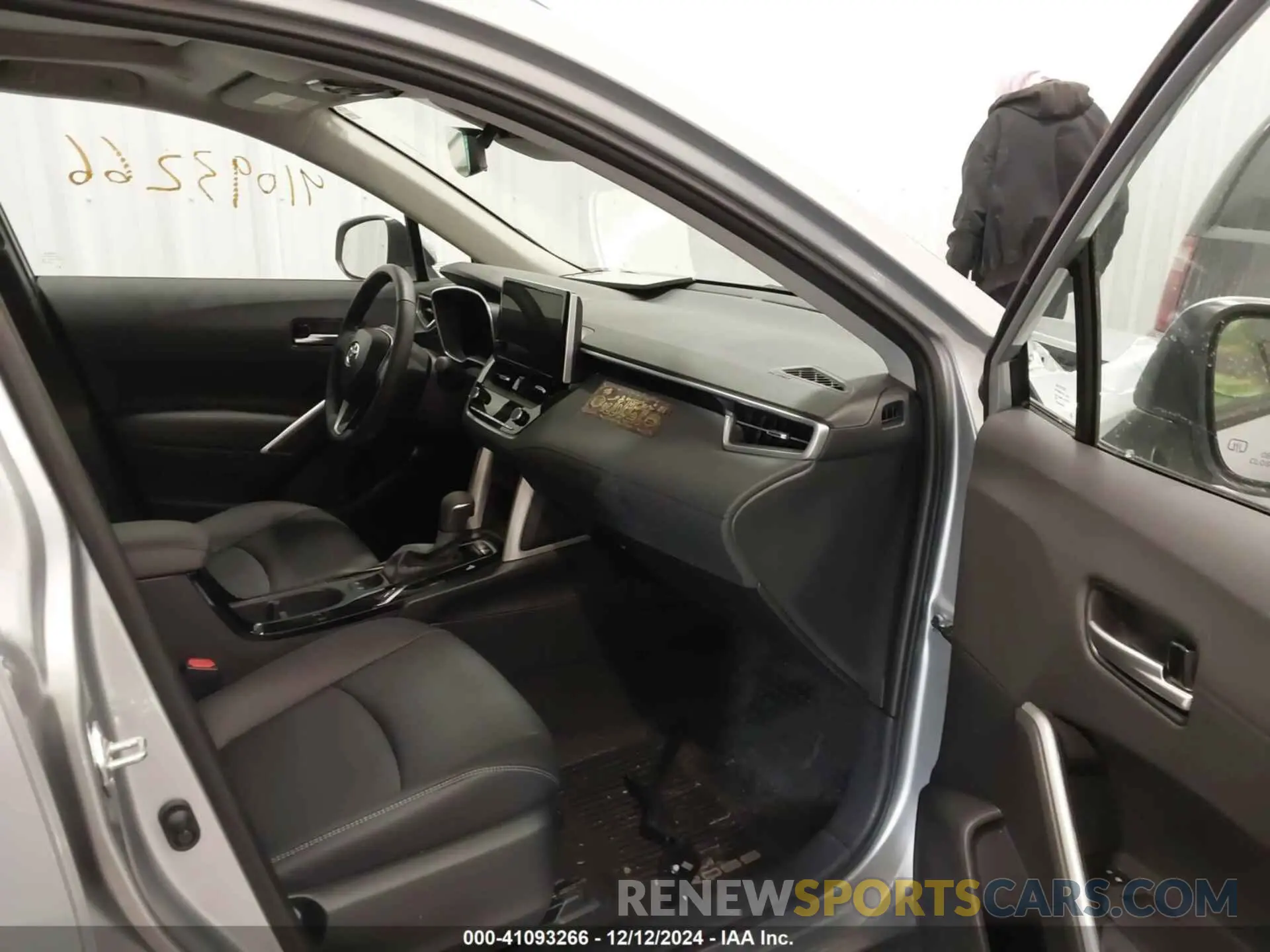 5 fotografías del automóvil dañado 7MUDAABG1RV107086 TOYOTA COROLLA CROSS 2024
