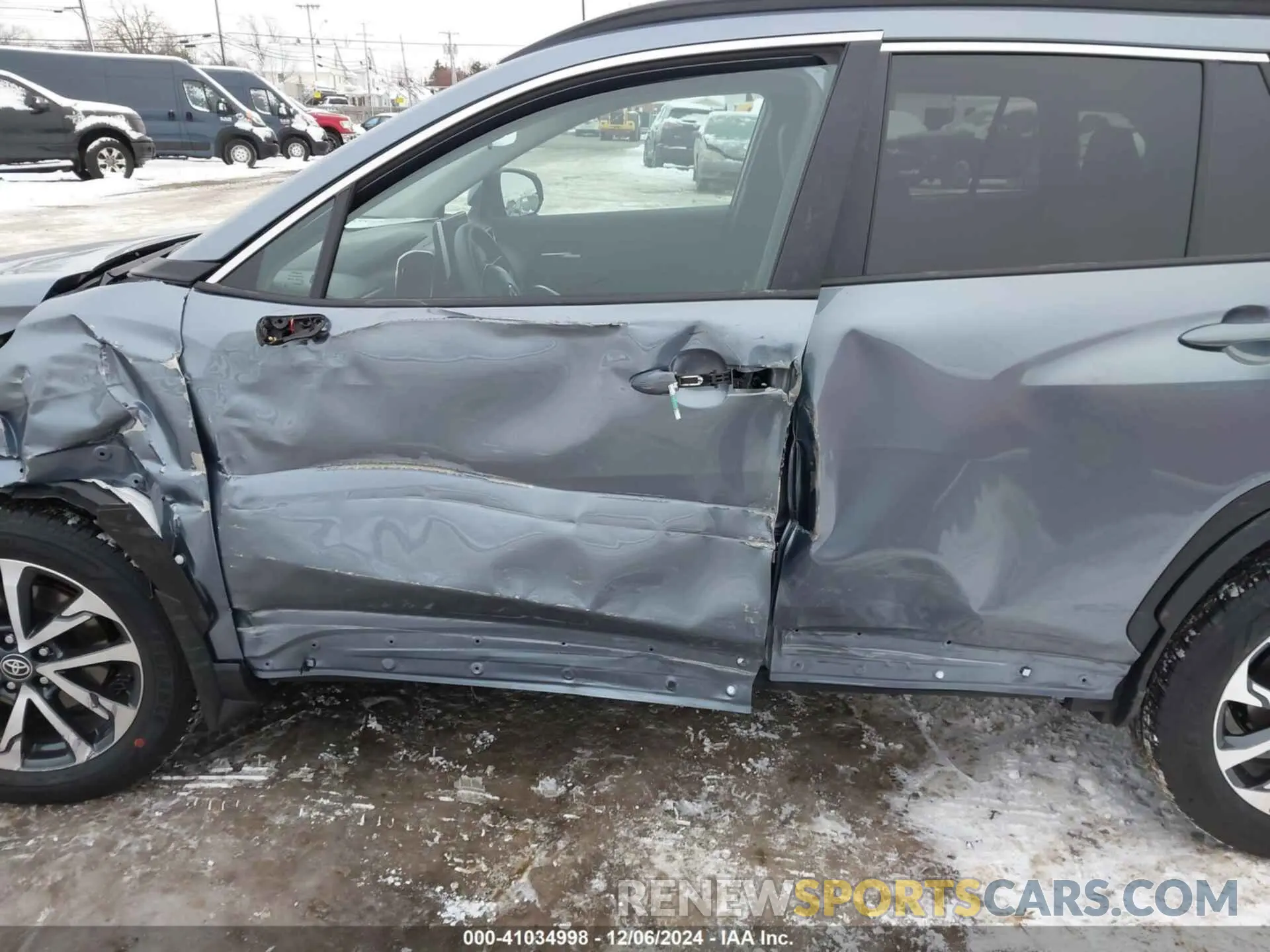 17 fotografías del automóvil dañado 7MUDAABG2RV111647 TOYOTA COROLLA CROSS 2024