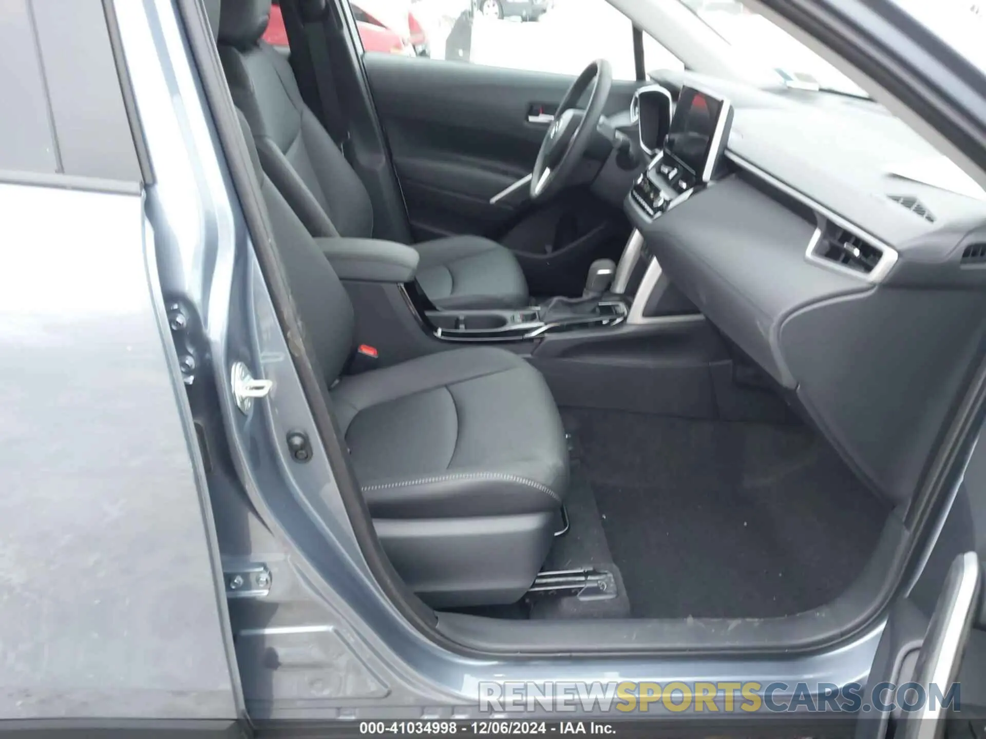 5 fotografías del automóvil dañado 7MUDAABG2RV111647 TOYOTA COROLLA CROSS 2024