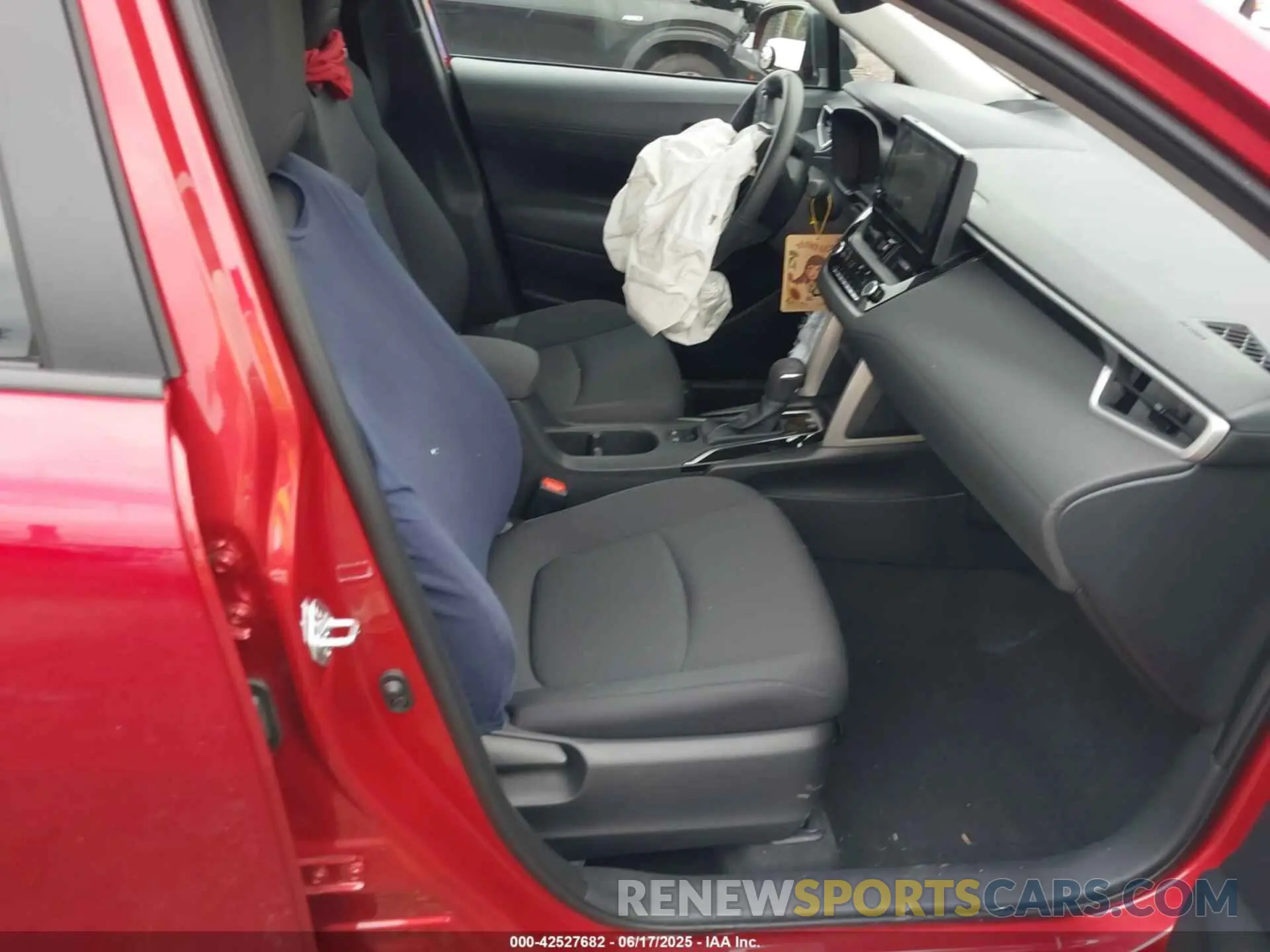5 fotografías del automóvil dañado 7MUBAABG3SV125179 TOYOTA COROLLA CROSS 2025