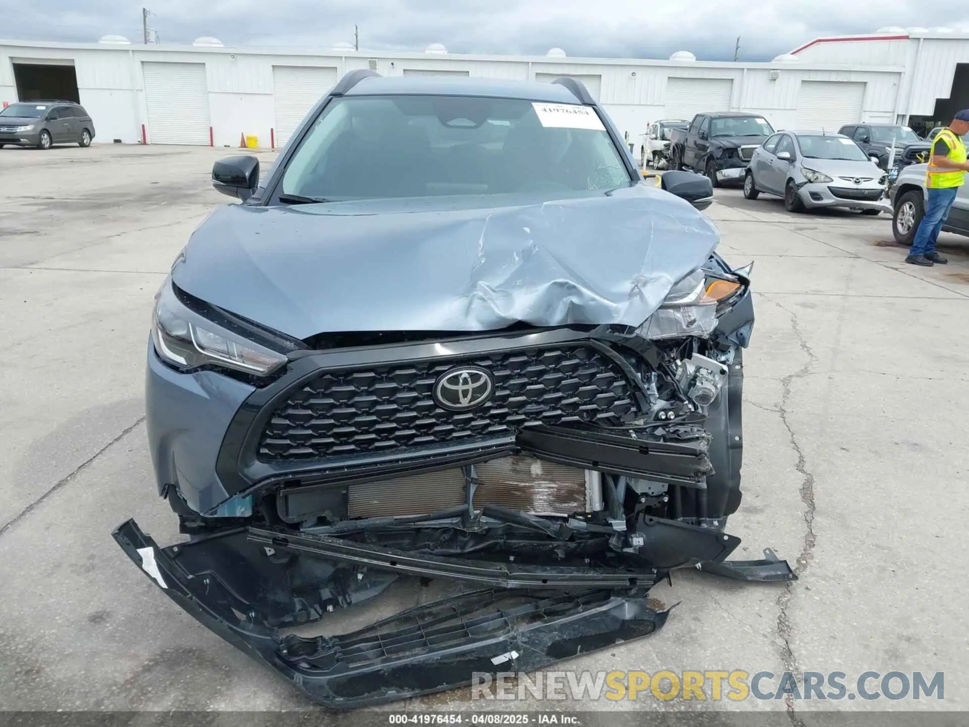 12 fotografías del automóvil dañado 7MUCAAAG9SV129579 TOYOTA COROLLA CROSS 2025