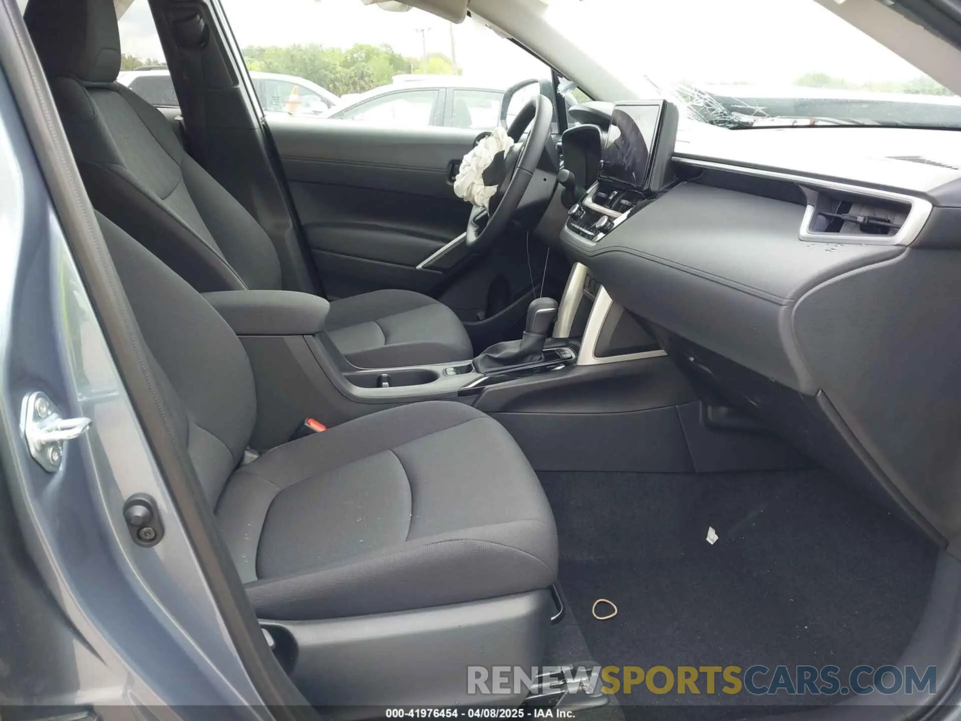 5 fotografías del automóvil dañado 7MUCAAAG9SV129579 TOYOTA COROLLA CROSS 2025