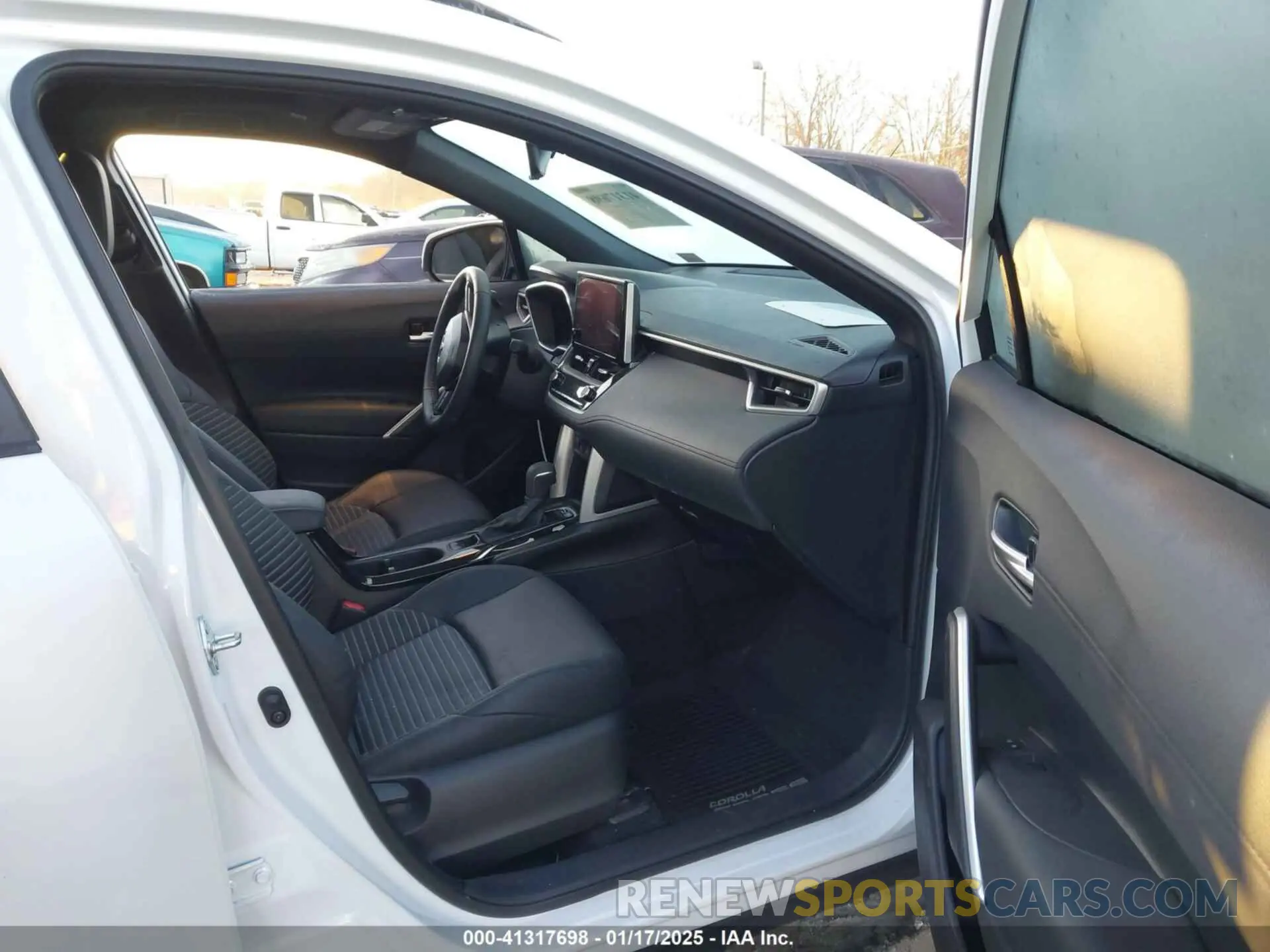 5 fotografías del automóvil dañado 7MUFBABG8PV005688 TOYOTA COROLLA CROSS HYBRID 2023