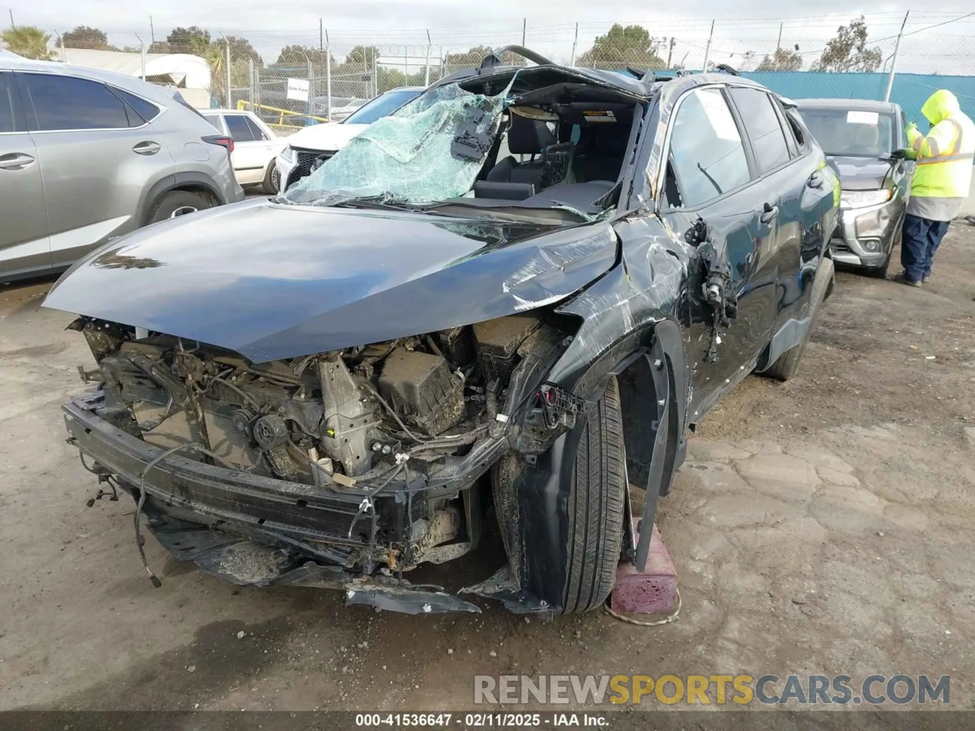 2 fotografías del automóvil dañado 7MUFBABG3RV019176 TOYOTA COROLLA CROSS HYBRID 2024