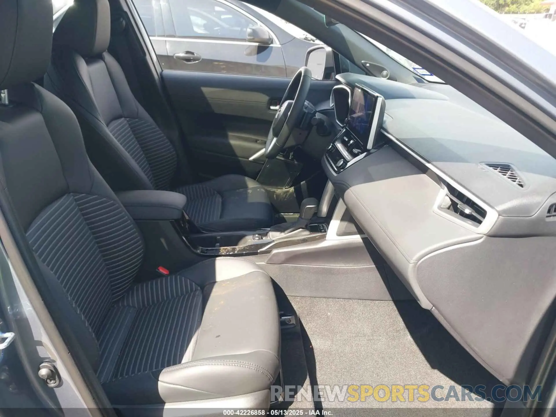 5 fotografías del automóvil dañado 7MUFBABG0SV070365 TOYOTA COROLLA CROSS HYBRID 2025