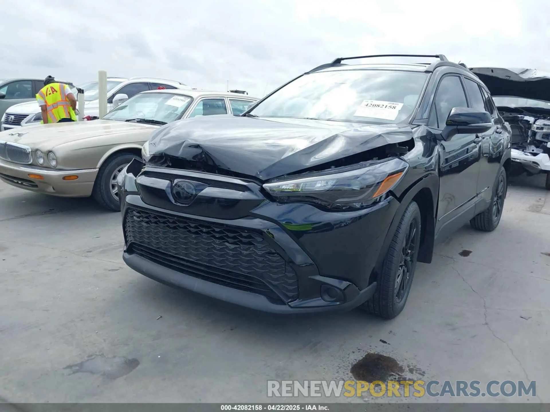 2 fotografías del automóvil dañado 7MUFBABG2SV069363 TOYOTA COROLLA CROSS HYBRID 2025
